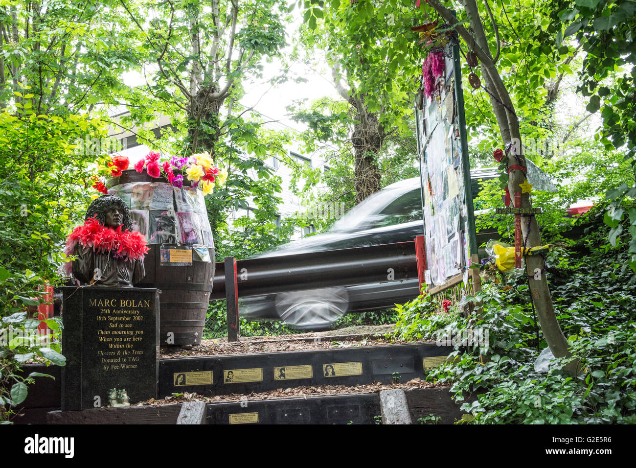 Un santuario y monumento a la estrella pop Marc Bolan en el lugar donde murió en un accidente de
