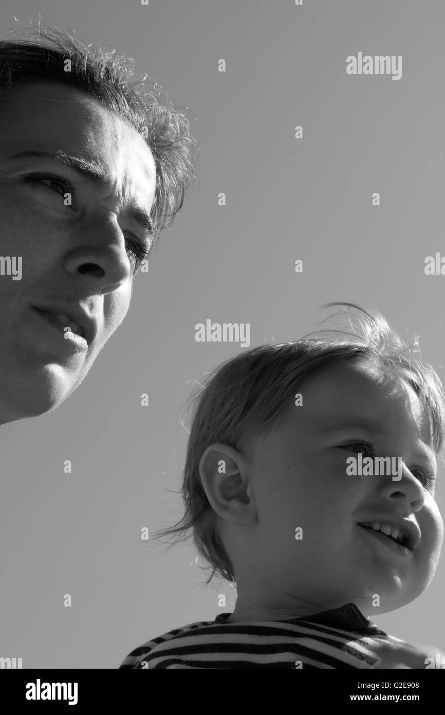 La madre y el Niño, vista de ángulo bajo, Retrato Foto de stock