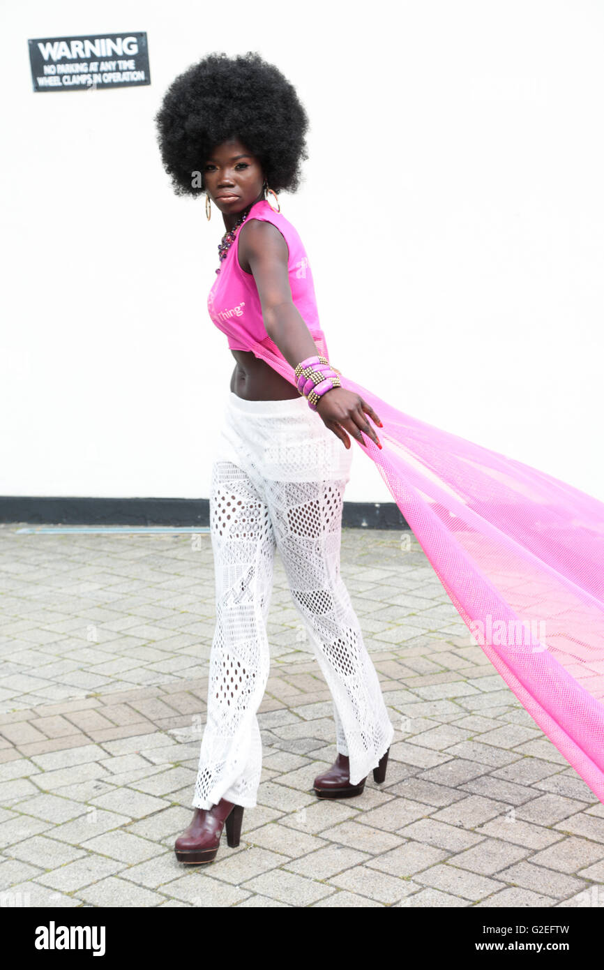 Londres, Reino Unido. El 29 de mayo, 2016. Londres.UK 29 de mayo.2016 Top Model actual de Color, Aramatou Touré en Europa el mayor belleza cabello negro y exhibición en el Business Design Center de Islington. Crédito: Thabo Jaiyesimi/Alamy Live News Foto de stock