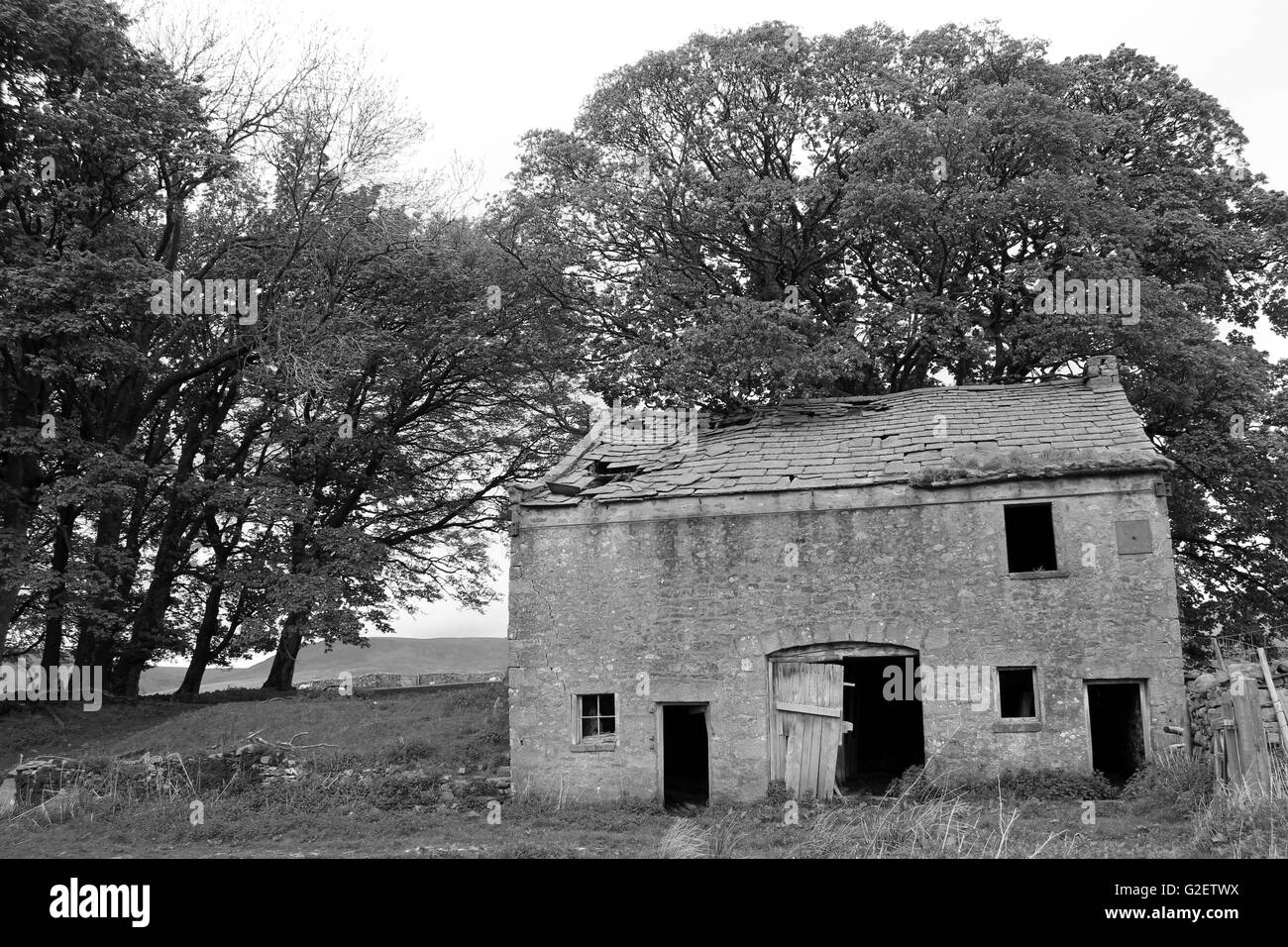 Casa de campo en ruinas / Granero por encima de la reserva, Lancashire, Reino Unido Foto de stock