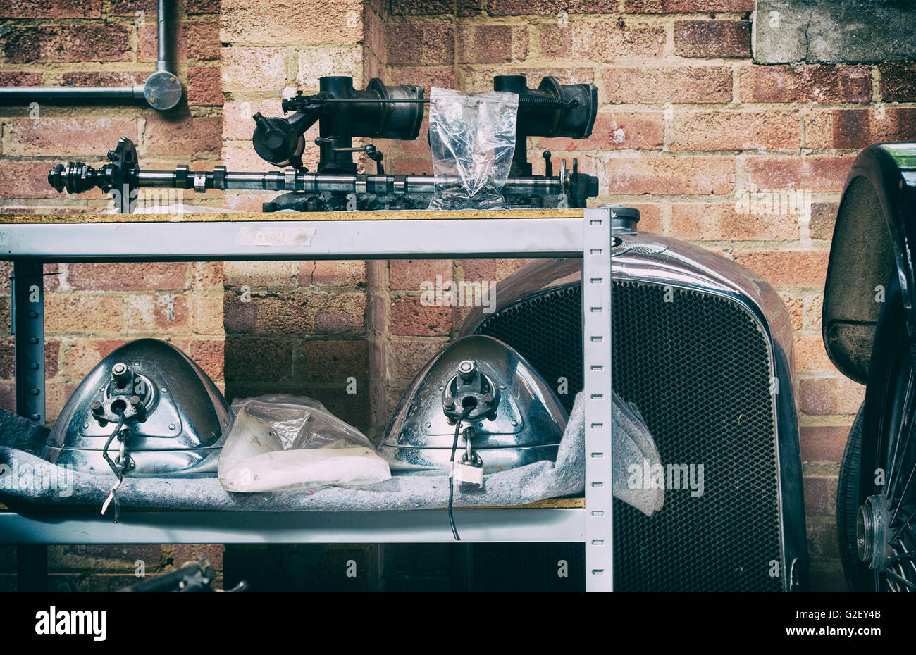 Vintage car parts de Bentley en un taller de restauración en Bicester