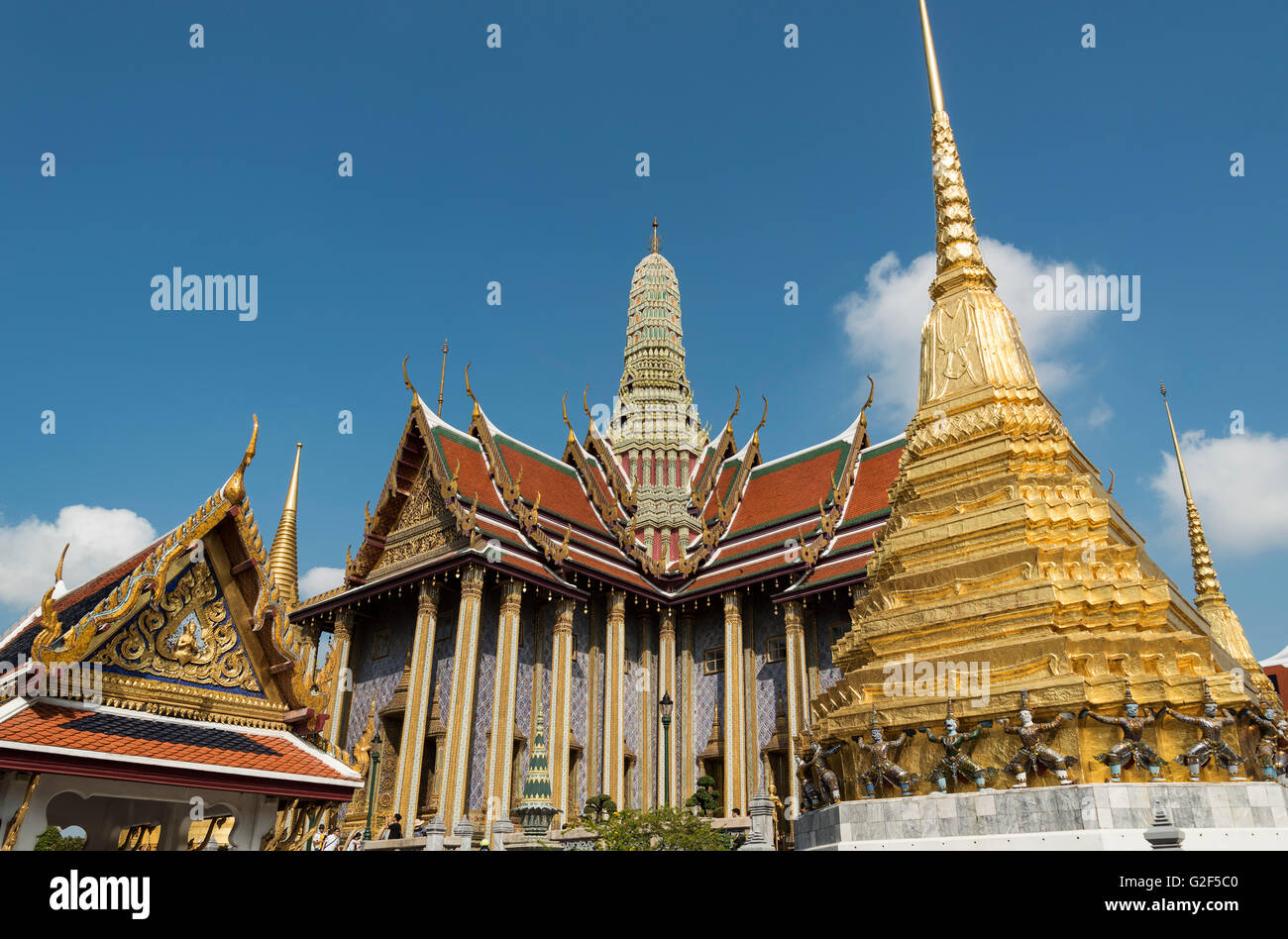 El Chedi de oro y el Panteón Real de Wat Phra Kaew (Templo del Buda Esmeralda), el Grand Palace, Bangkok, Tailandia Foto de stock