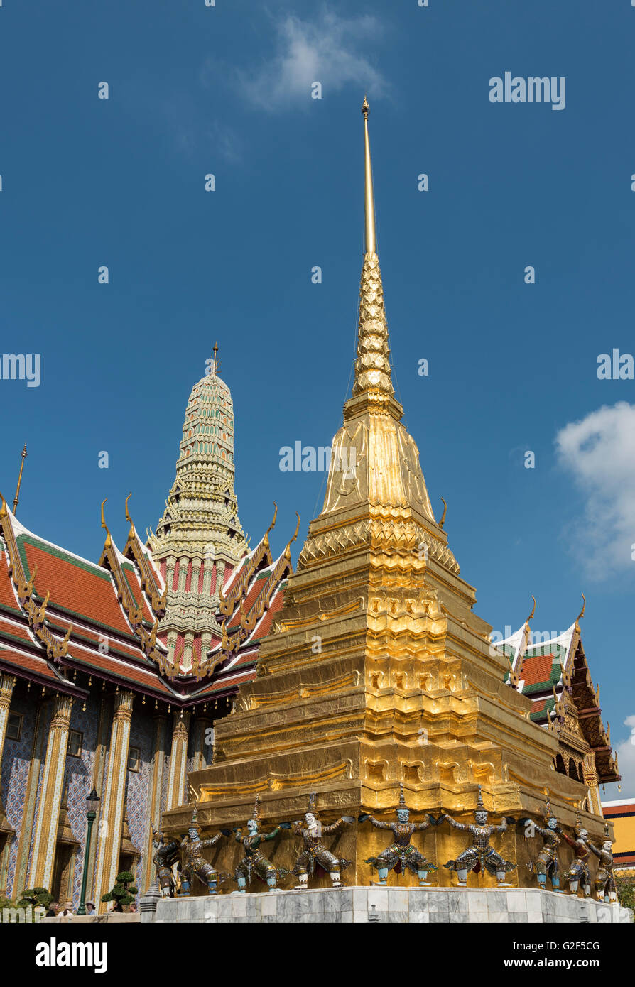 El Chedi de oro y el Panteón Real de Wat Phra Kaew (Templo del Buda Esmeralda), el Grand Palace, Bangkok, Tailandia Foto de stock
