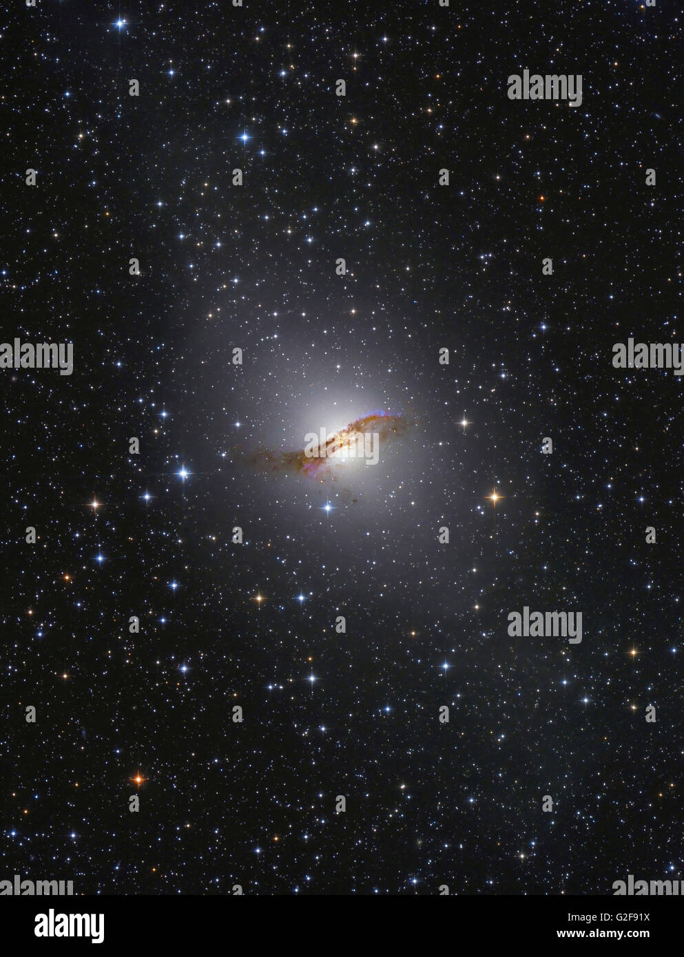 Radio galaxia NGC 5128 en la constelación Centauro. El centro de la galaxia  contiene un agujero negro supermasivo que expulsa un Fotografía de stock -  Alamy