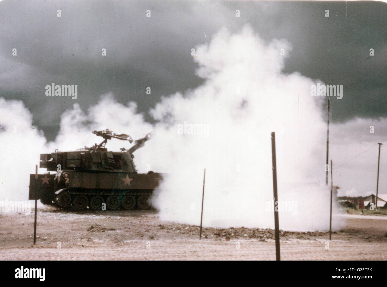 Fuego de artillería americano de 155mm desde la base de la Fuerza de Tarea Australiana en Nui DAT, Provincia Phuoc Tuy, Guerra de Vietnam Foto de stock
