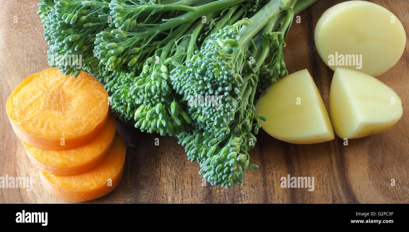La zanahoria, la patata y Broccolini Foto de stock