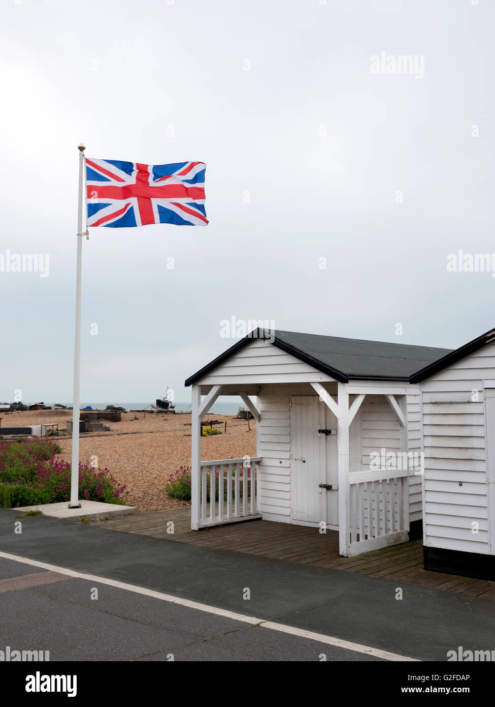 Cabaña en la playa que enarbolan bandera Union Jack en la playa en frente Kent UK Foto de stock