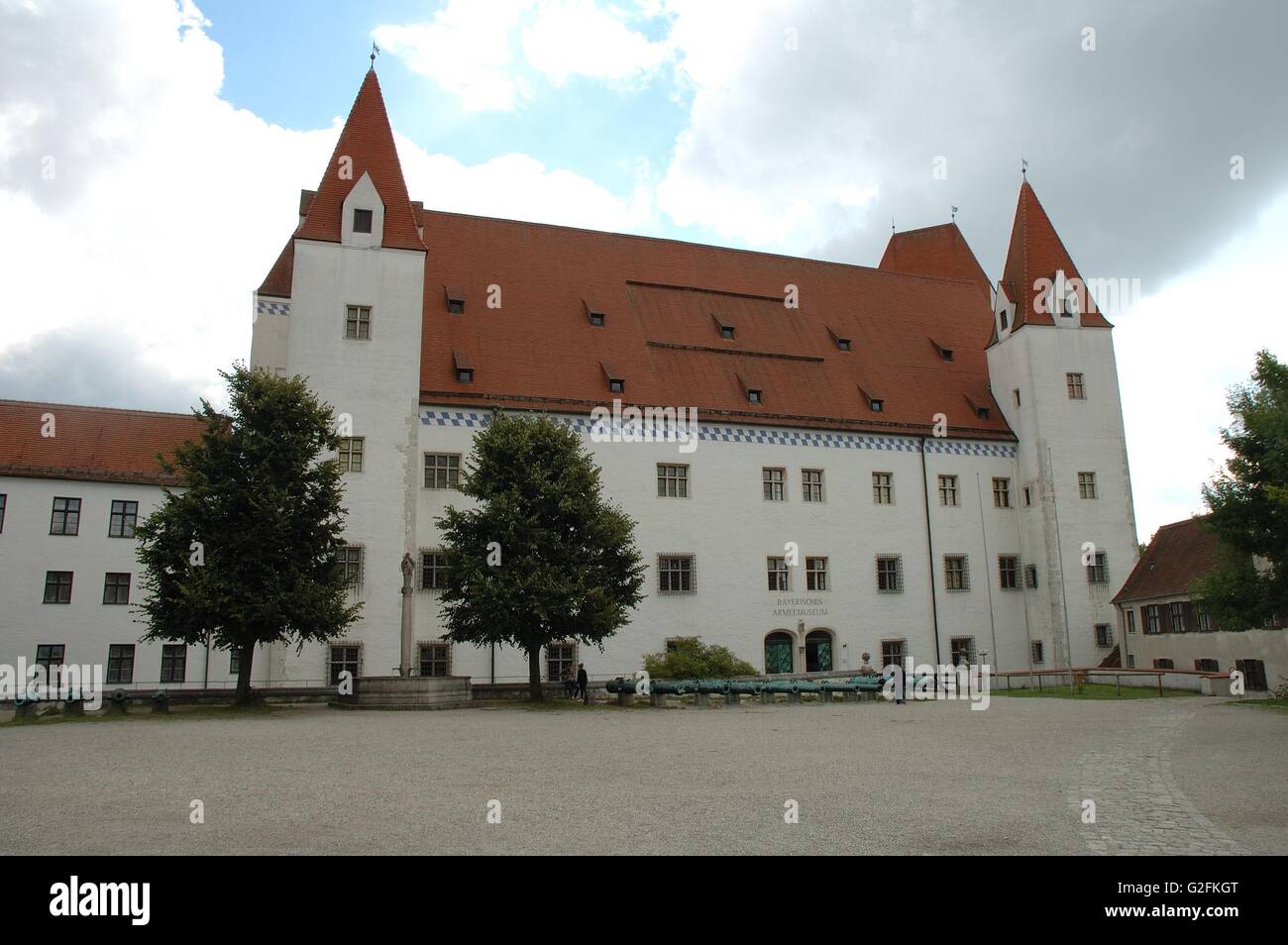 Ingolstadt, Alemania - Agosto 24, 2014: el nuevo edificio en el Castillo Museo de armamento en Ingolstadt en Alemania. Personas no identificadas visi Foto de stock