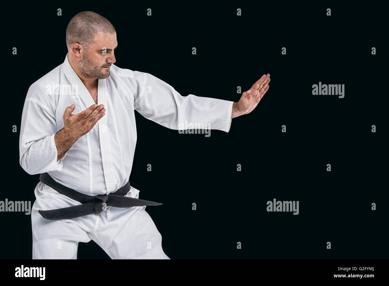 Imagen compuesta de luchador de realizar karate postura Foto de stock