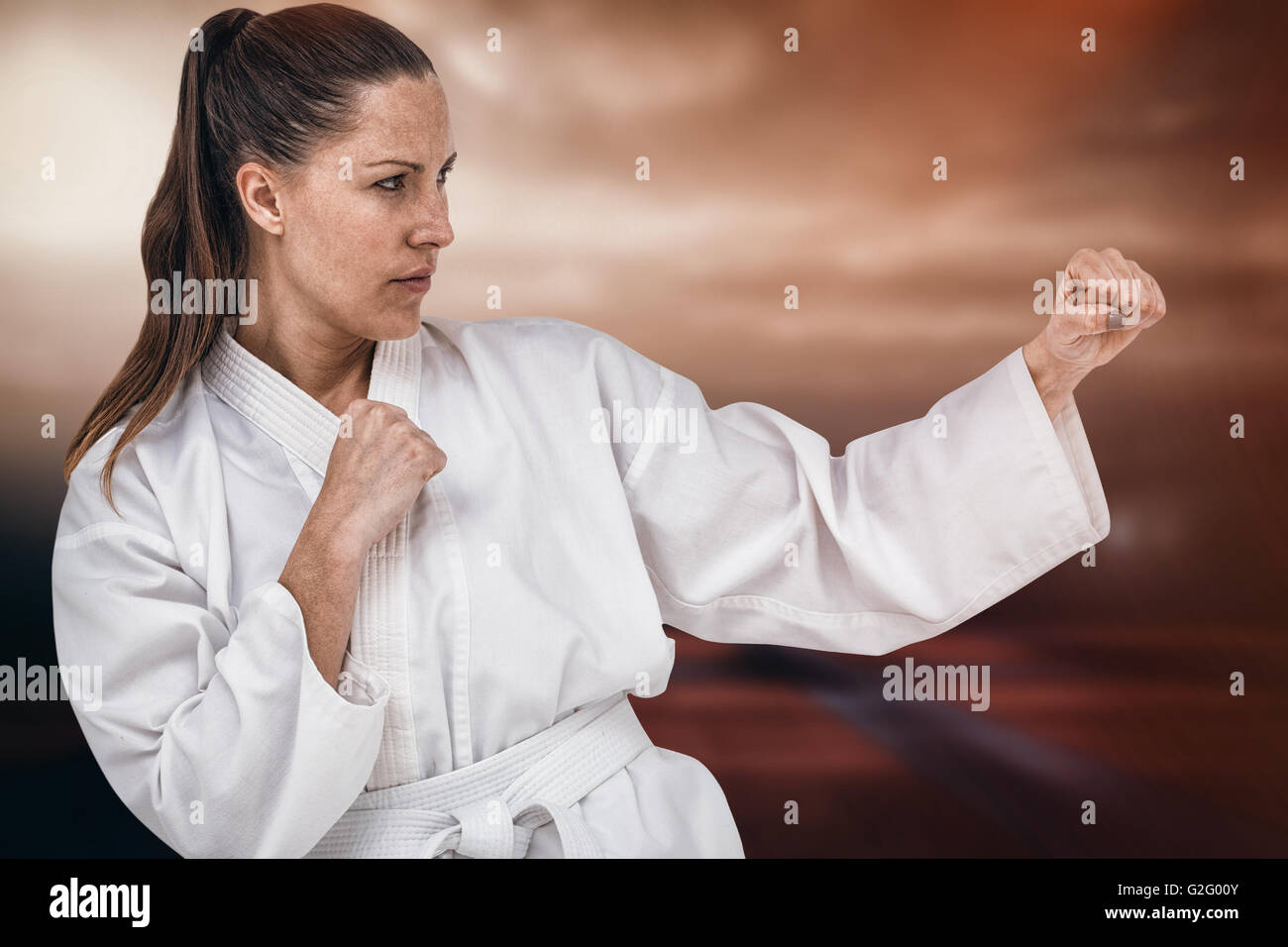 Imagen compuesta de luchador de realizar karate postura Foto de stock