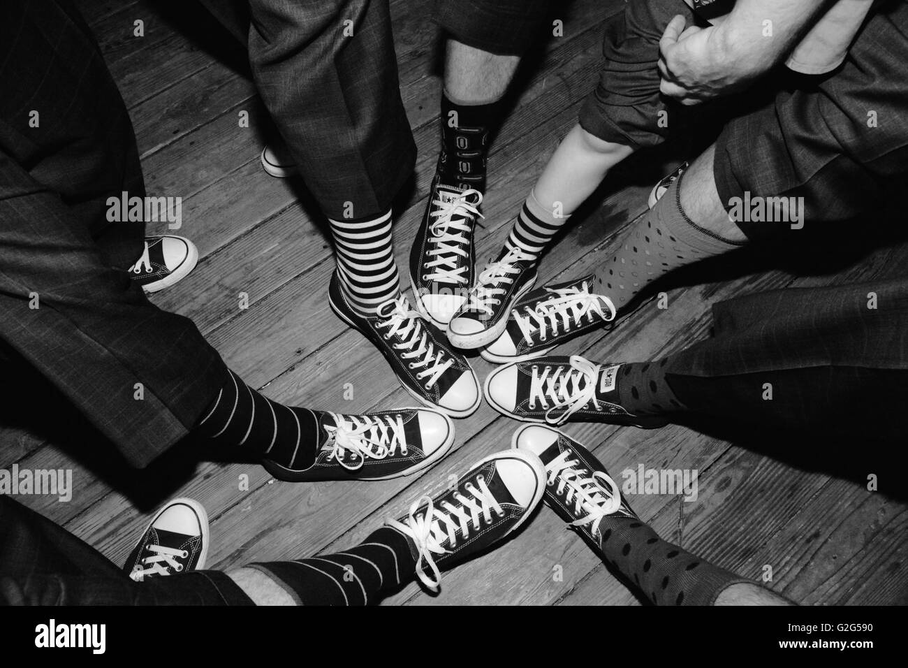 Grupo de hombres mostrando Converse zapatillas y calcetines en la boda, un  alto ángulo de visualización Fotografía de stock - Alamy