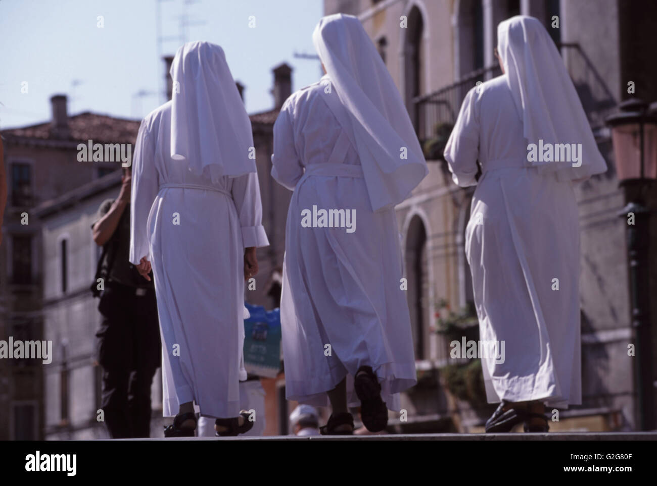 Tres monjas en Venecia, Italia. Foto de stock