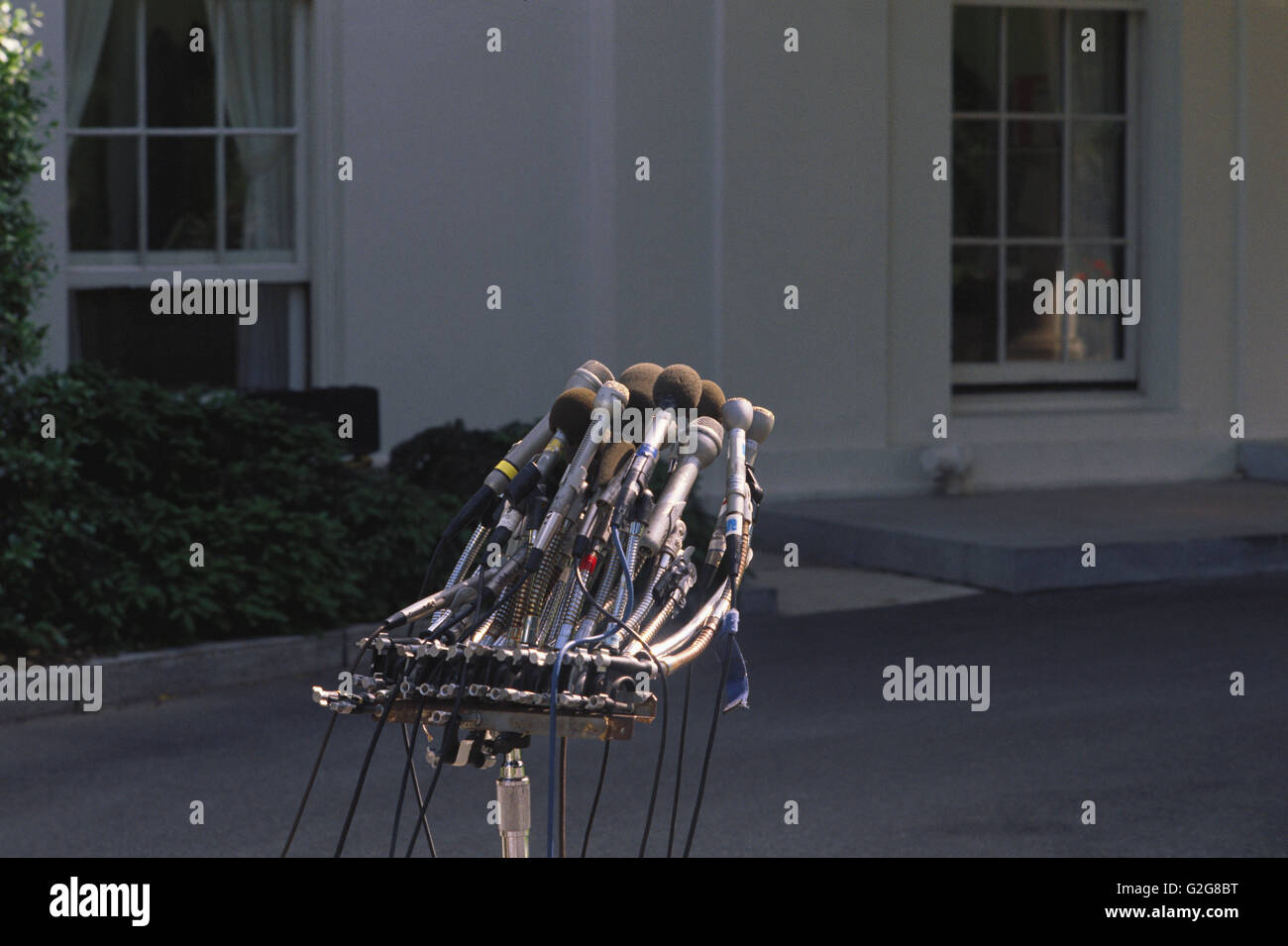 Redes multimedia micrófonos en la Casa Blanca. Foto de stock