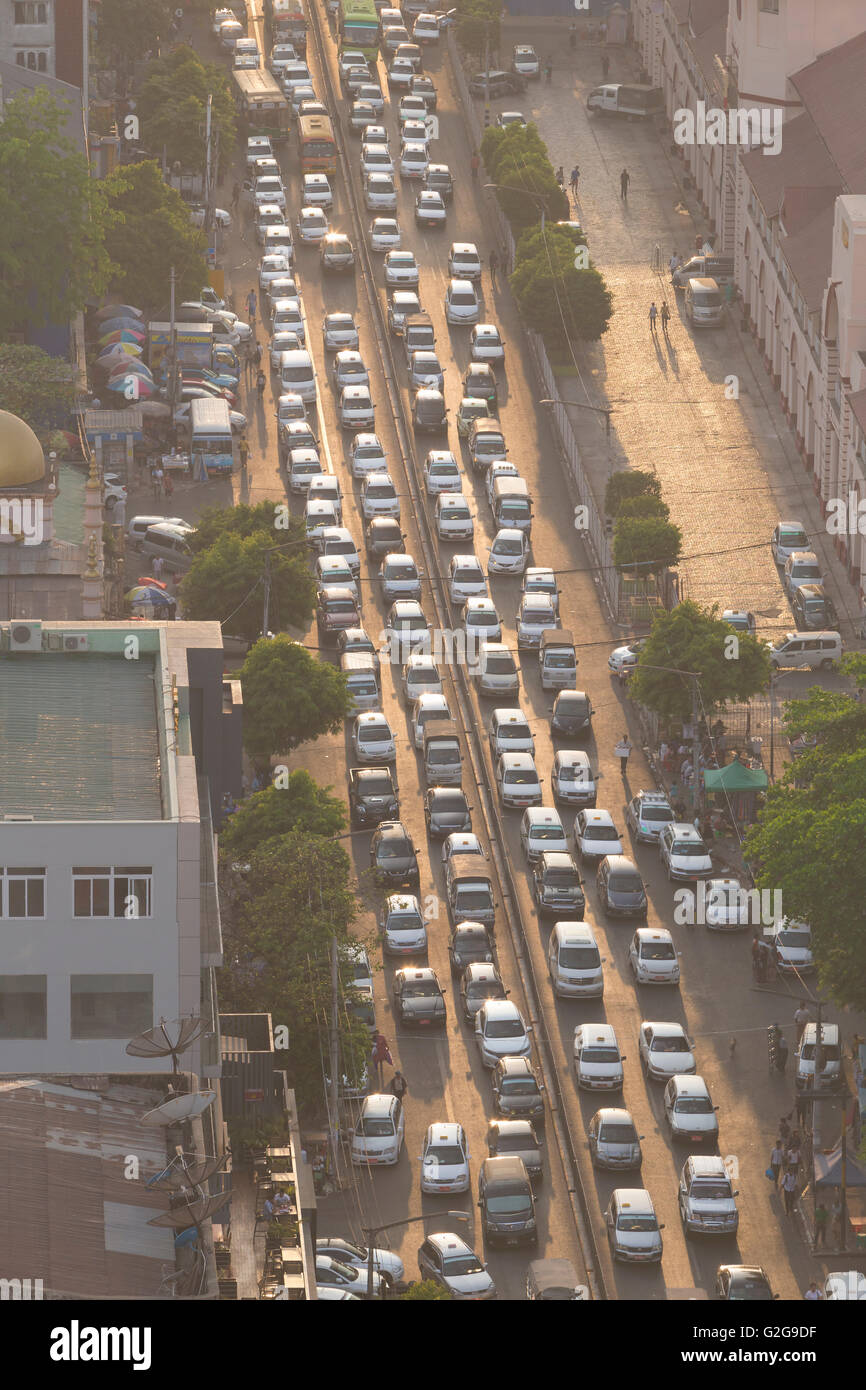 Un alto ángulo de visualización de atasco de tráfico, Yangon, Myanmar Foto de stock