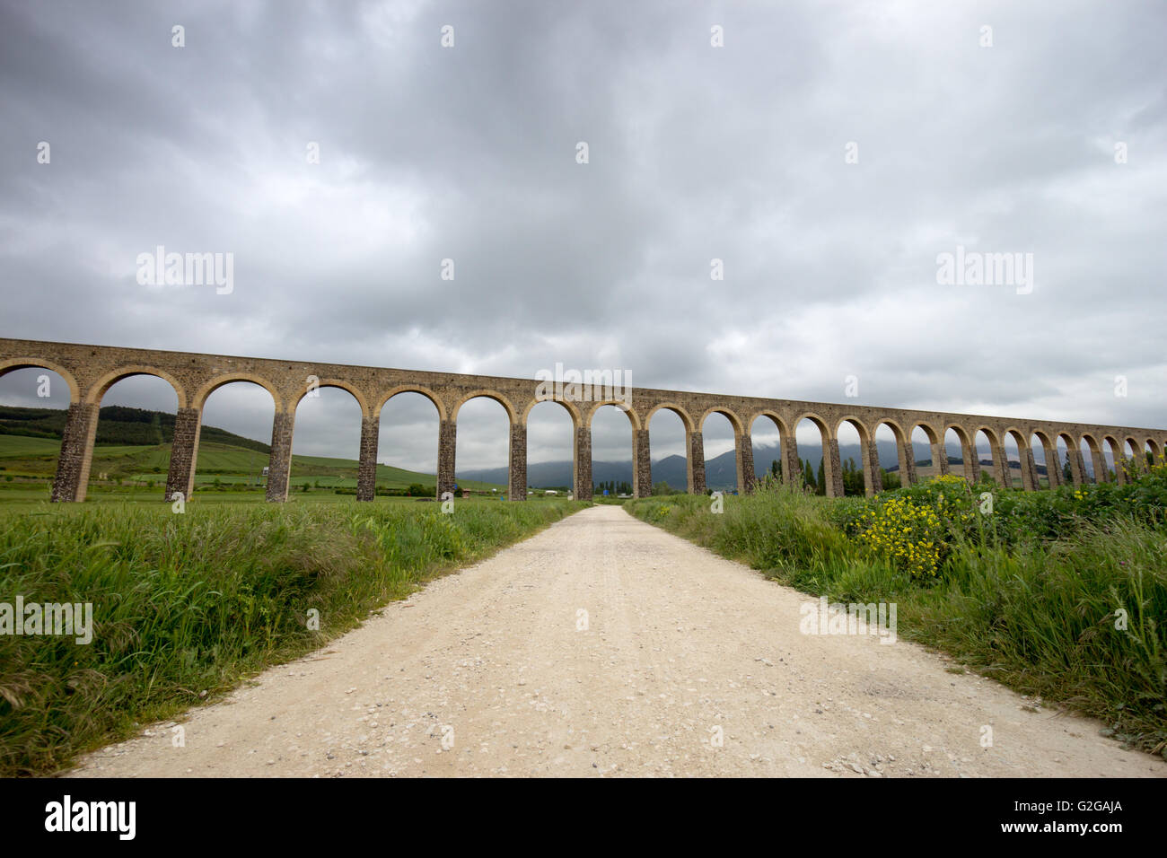 Acueducto de Noáin, cerca de la ciudad de Pamplona, Navarra, España Foto de stock