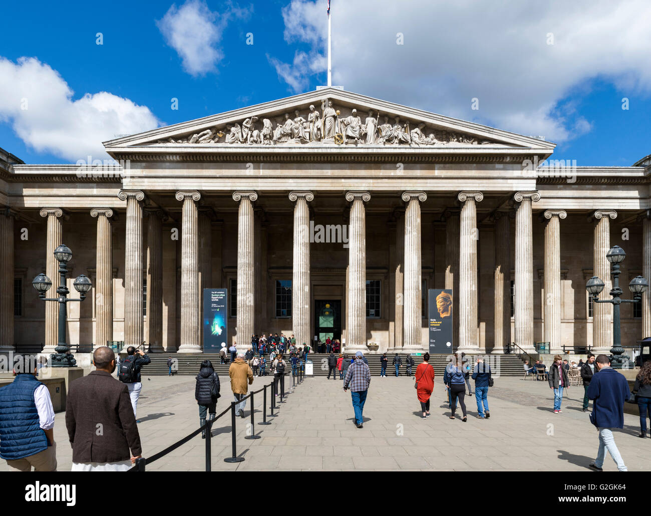 La entrada principal del Museo Británico, el Great Russell Street, Bloomsbury, Londres, Inglaterra, Reino Unido. Foto de stock
