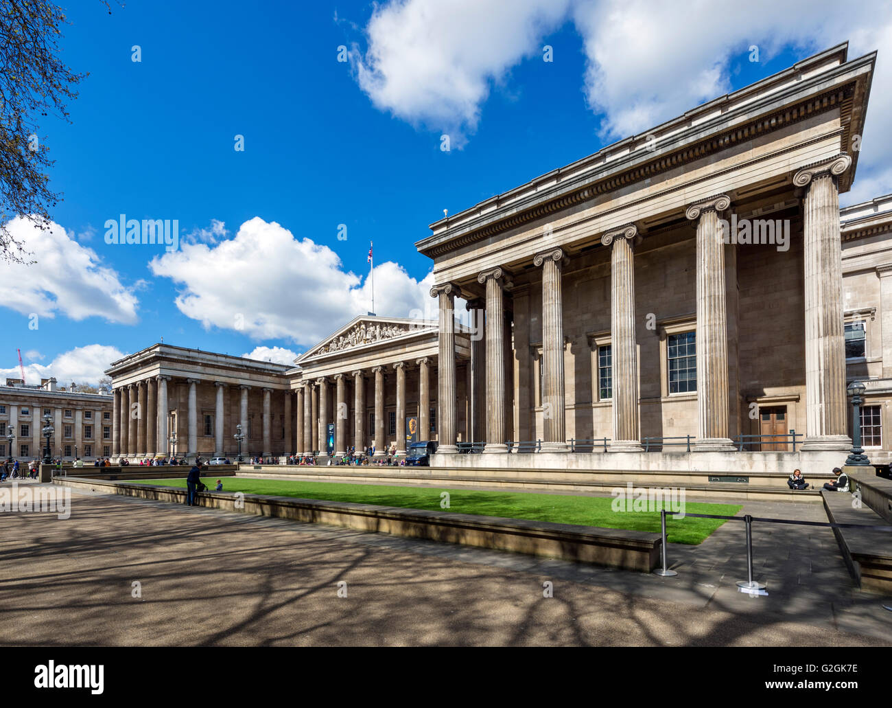El Great Russell Street fachada del Museo Británico, el Great Russell Street, Bloomsbury, Londres, Inglaterra, Reino Unido. Foto de stock