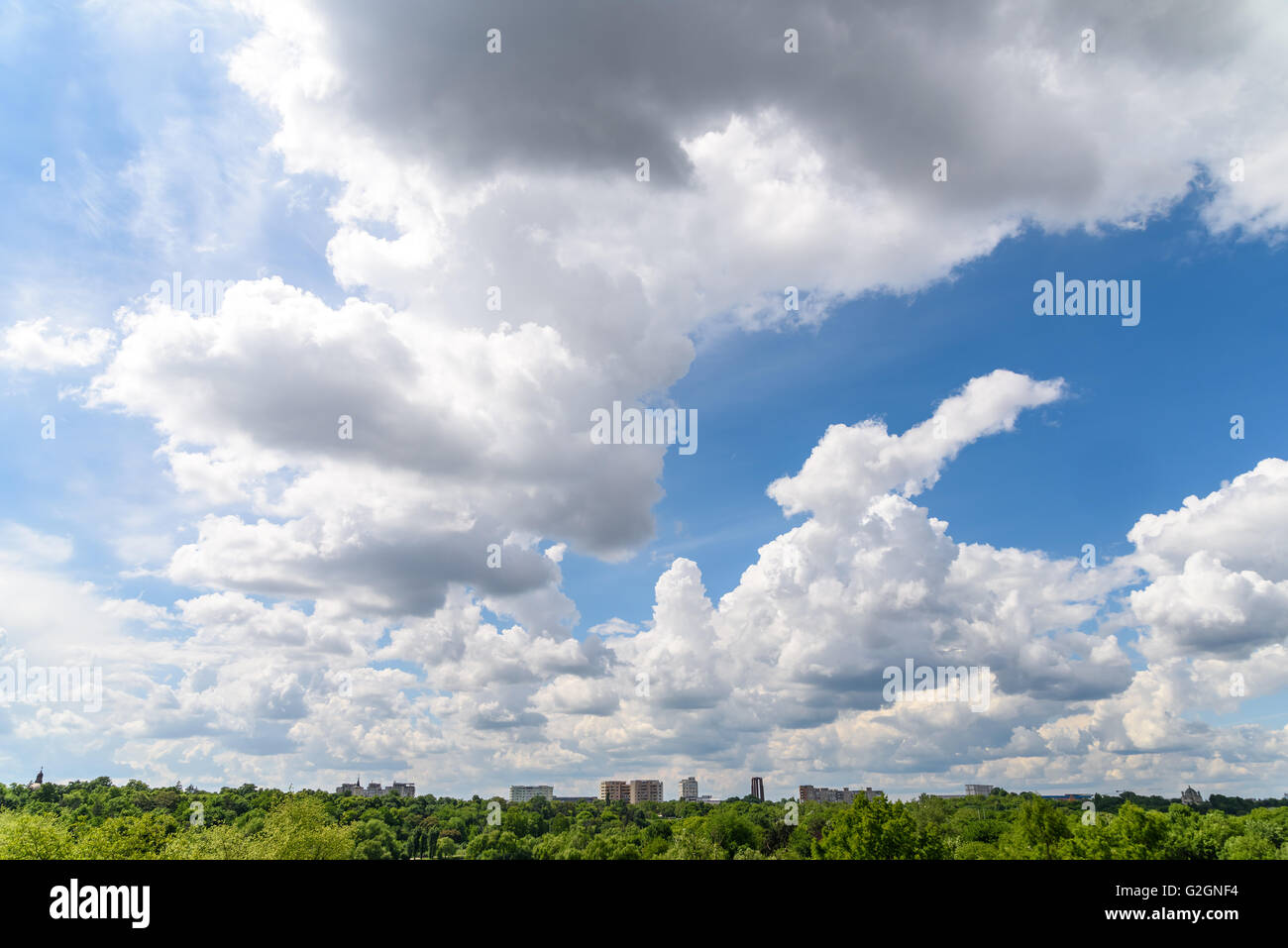 Vistas del horizonte de la ciudad de Bucarest desde jóvenes Park (Parcul Tineretului) con el cielo azul y las nubes blancas Foto de stock