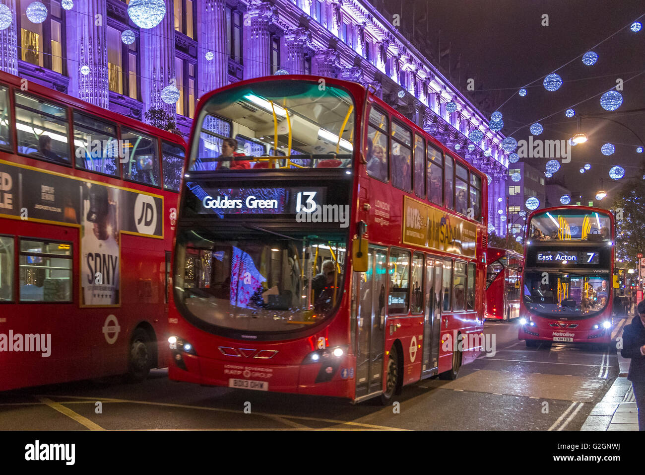 Autobuses de Londres fuera de Selfridges en Oxford St, ocupado con los compradores de Navidad en la época de Navidad, Oxford St, Londres, Reino Unido Foto de stock