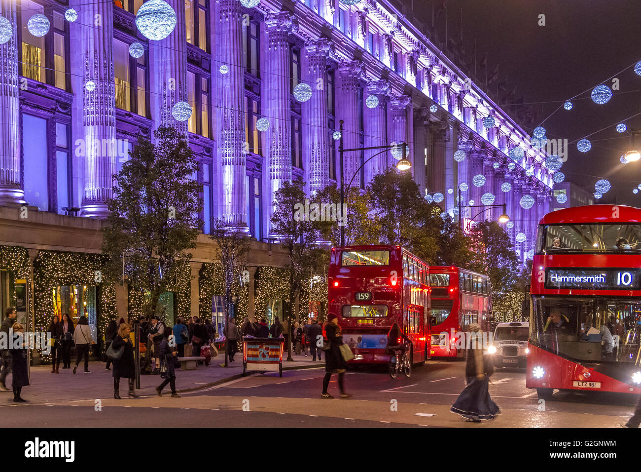 Selfridges Oxford St en Navidad ocupado con el comprador de Navidad, Oxford St, Londres, Reino Unido Foto de stock