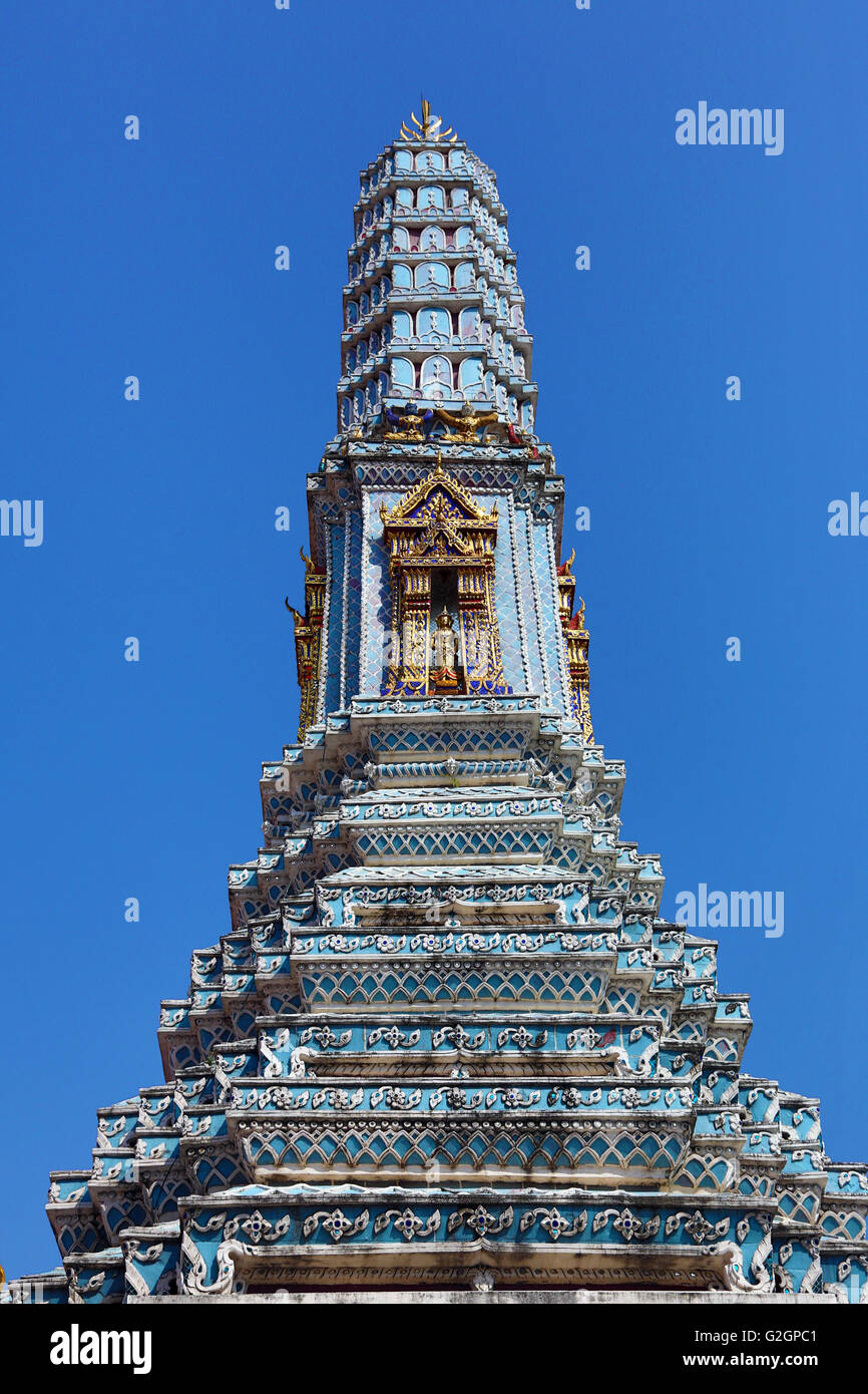 Atsada Phra Maha Chedi en el complejo del Templo Wat Phra Kaew en Bangkok, Tailandia Foto de stock