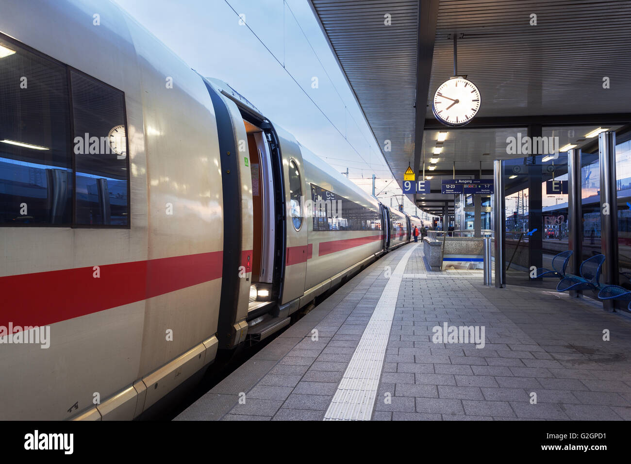 Tren de pasajeros de alta velocidad ferroviaria en la plataforma. Estación de ferrocarril en Nuremberg, Alemania. Foto de stock