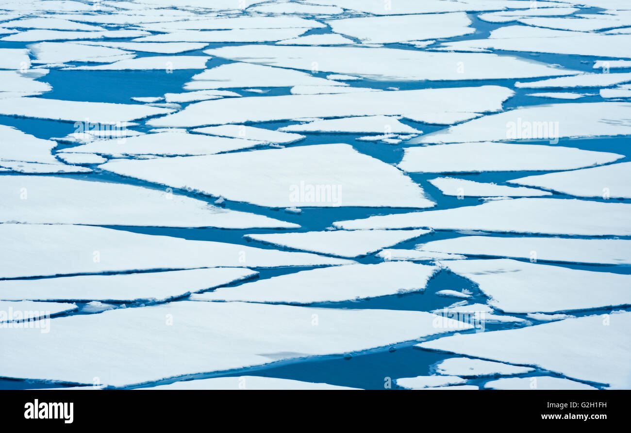 Rompiendo el hielo sobre el Lago Superior a finales de invierno Nipigon en Ontario, Canadá Foto de stock
