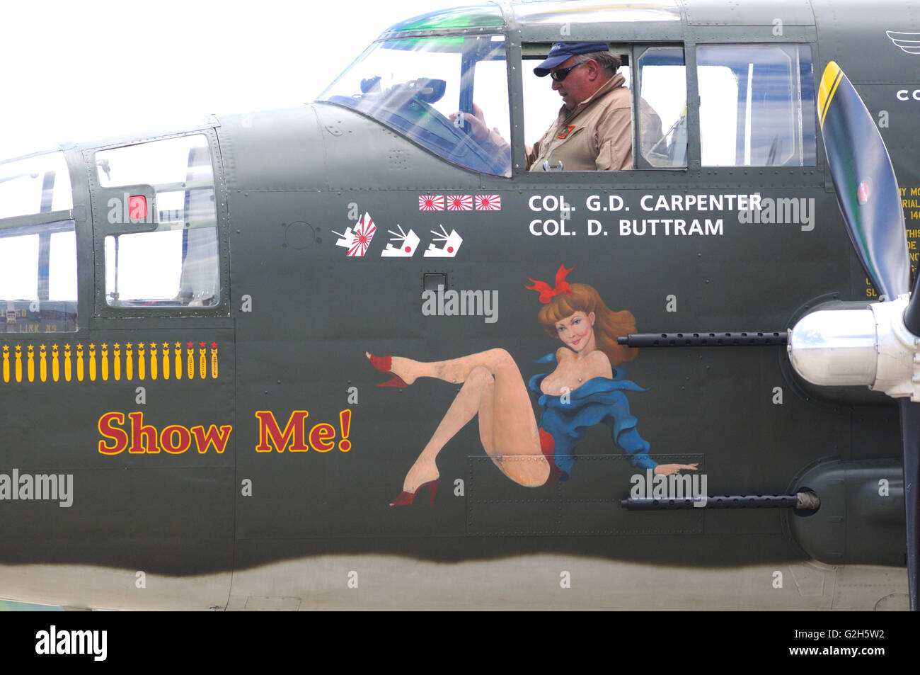 A la época de la Segunda Guerra Mundial luz bombardero B-25 con la nariz muestra de arte en un airshow Foto de stock