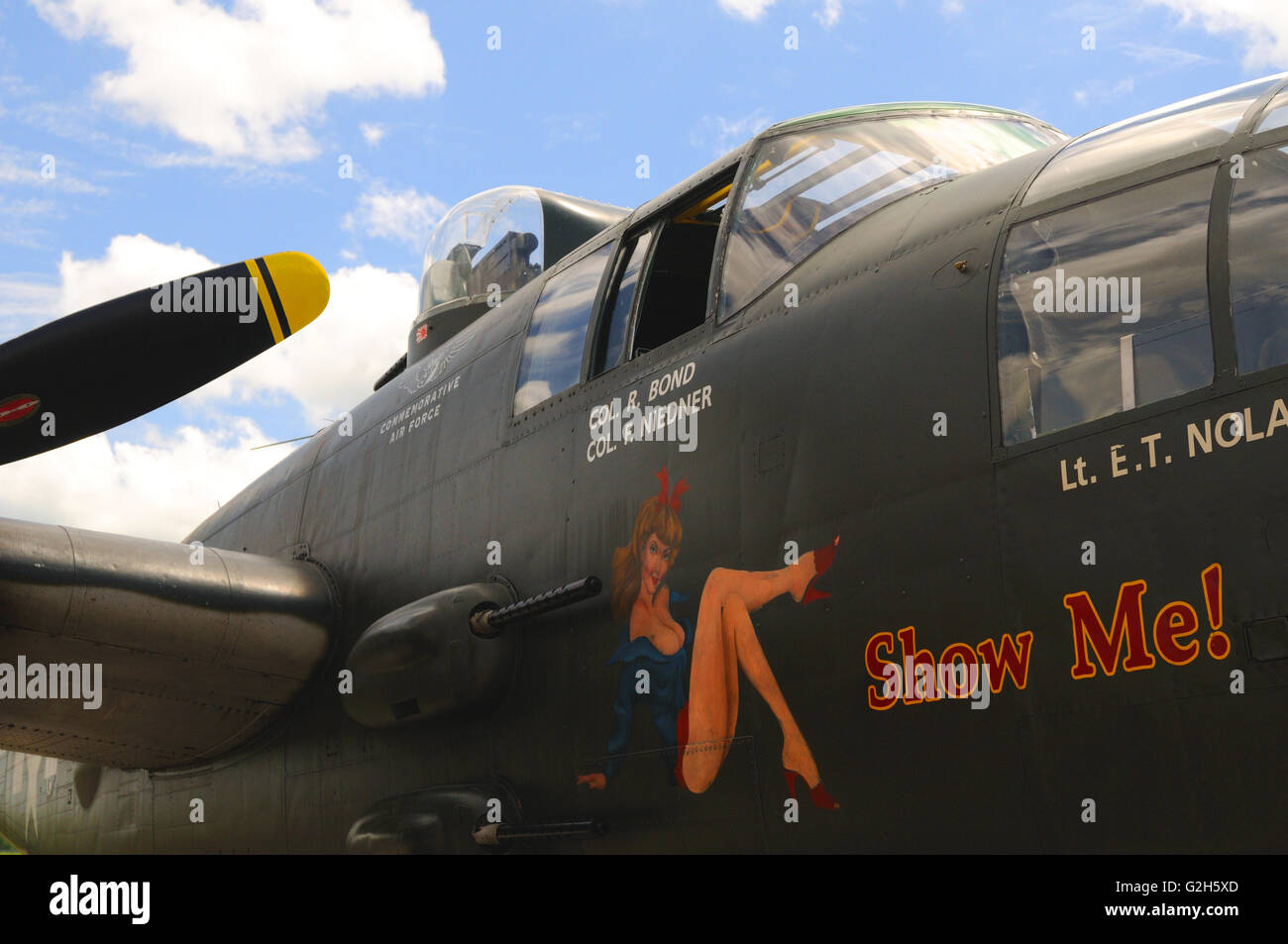 A la época de la Segunda Guerra Mundial luz bombardero B-25 con la nariz muestra de arte en un airshow Foto de stock