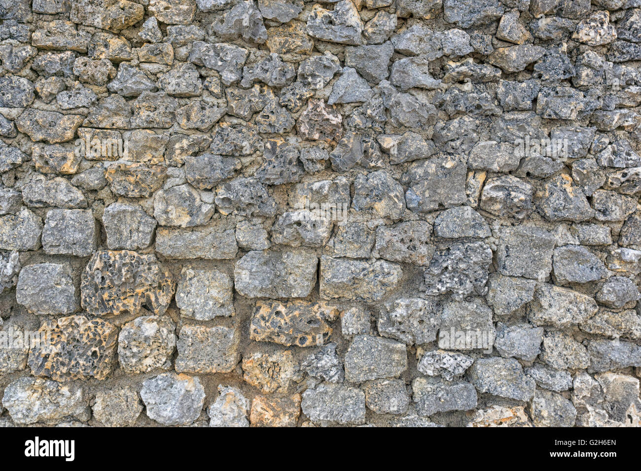 Un muro de piedra con coral briks. Puede utilizarlo como fondo o textura Foto de stock