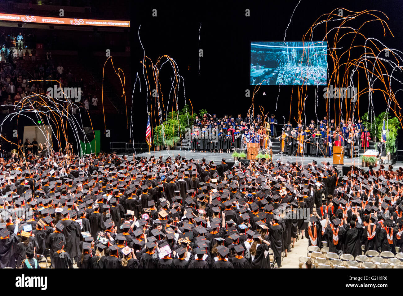 Cientos de estudiantes universitarios celebrar la ceremonia de graduación. Universidad de Texas en Austin, Texas, EE.UU. Foto de stock