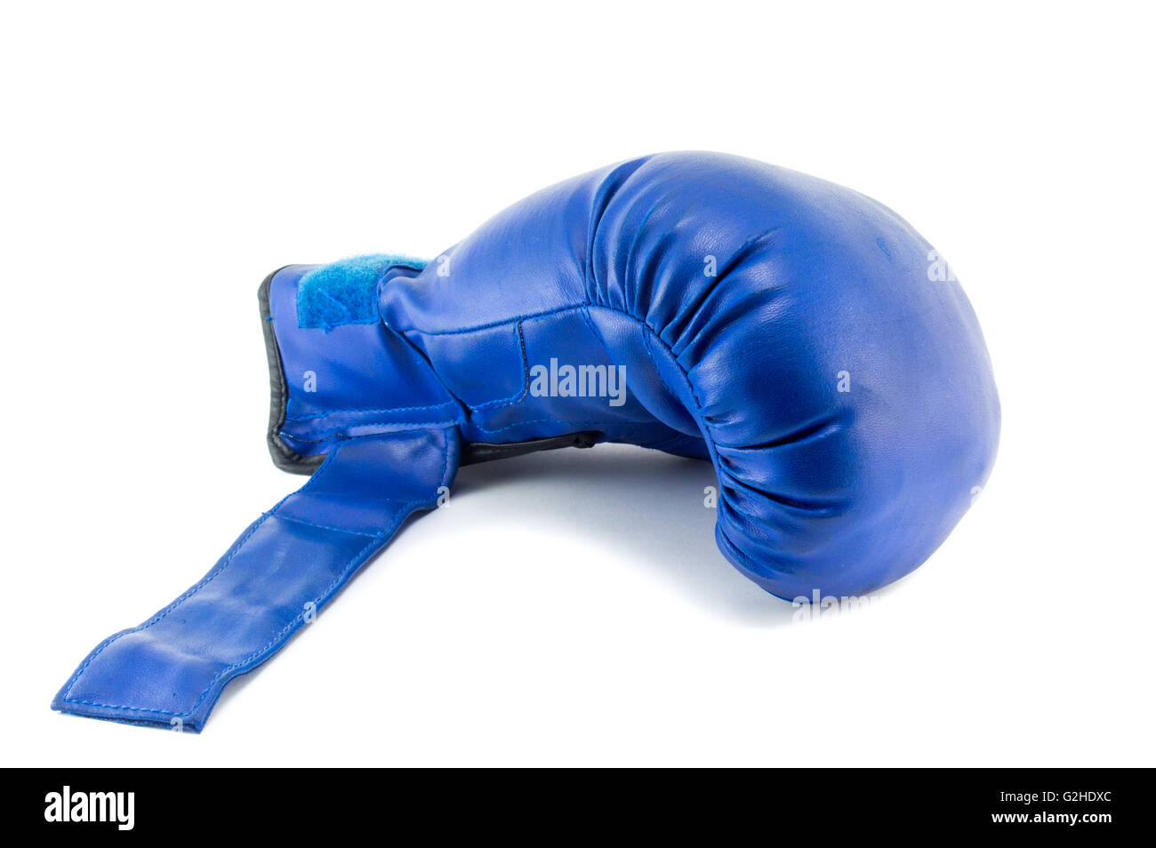 Guante de boxeo azul aislado en blanco Foto de stock