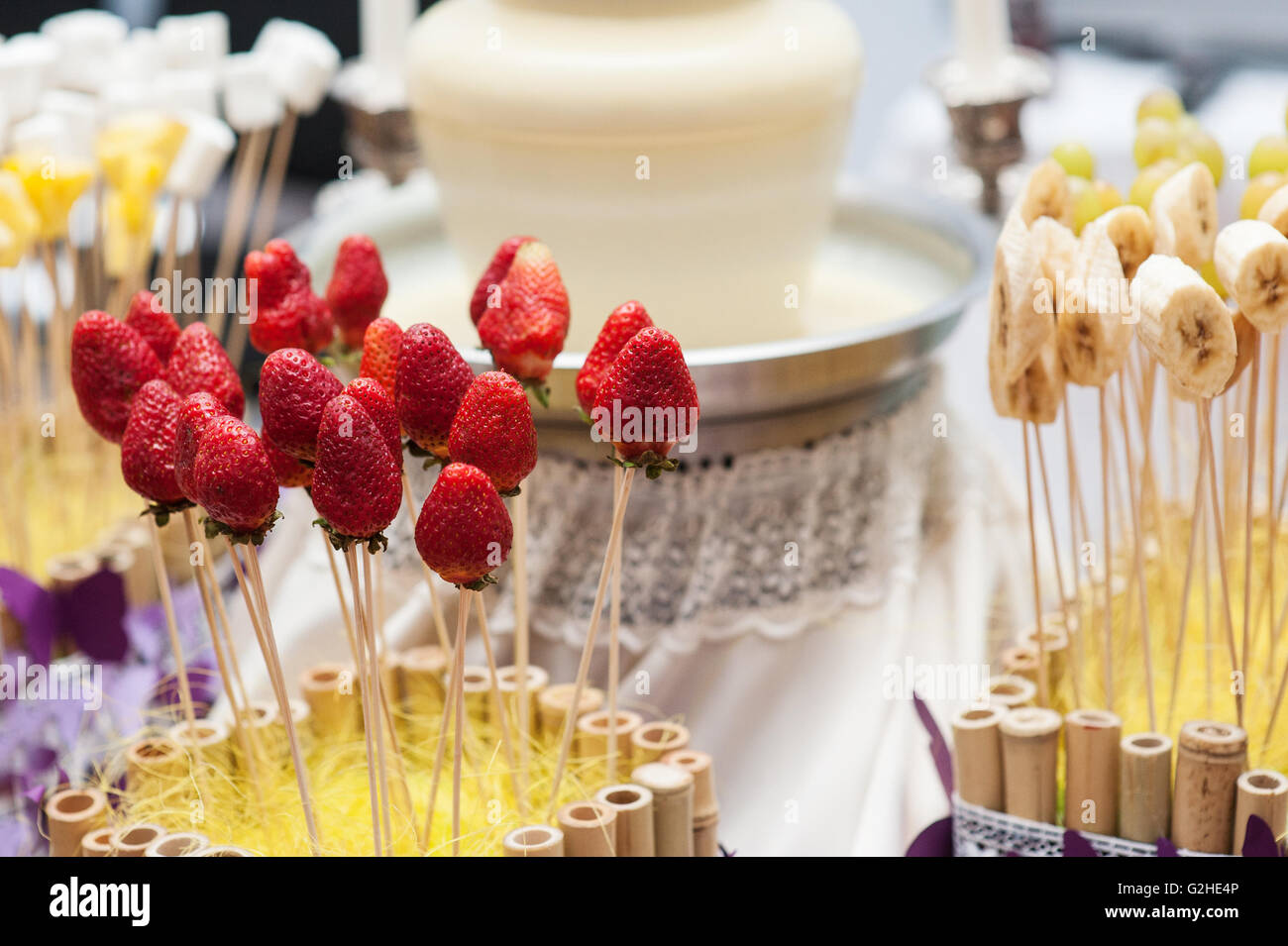 Fondue de chocolate con brochetas de fruta y menta - EROSKI