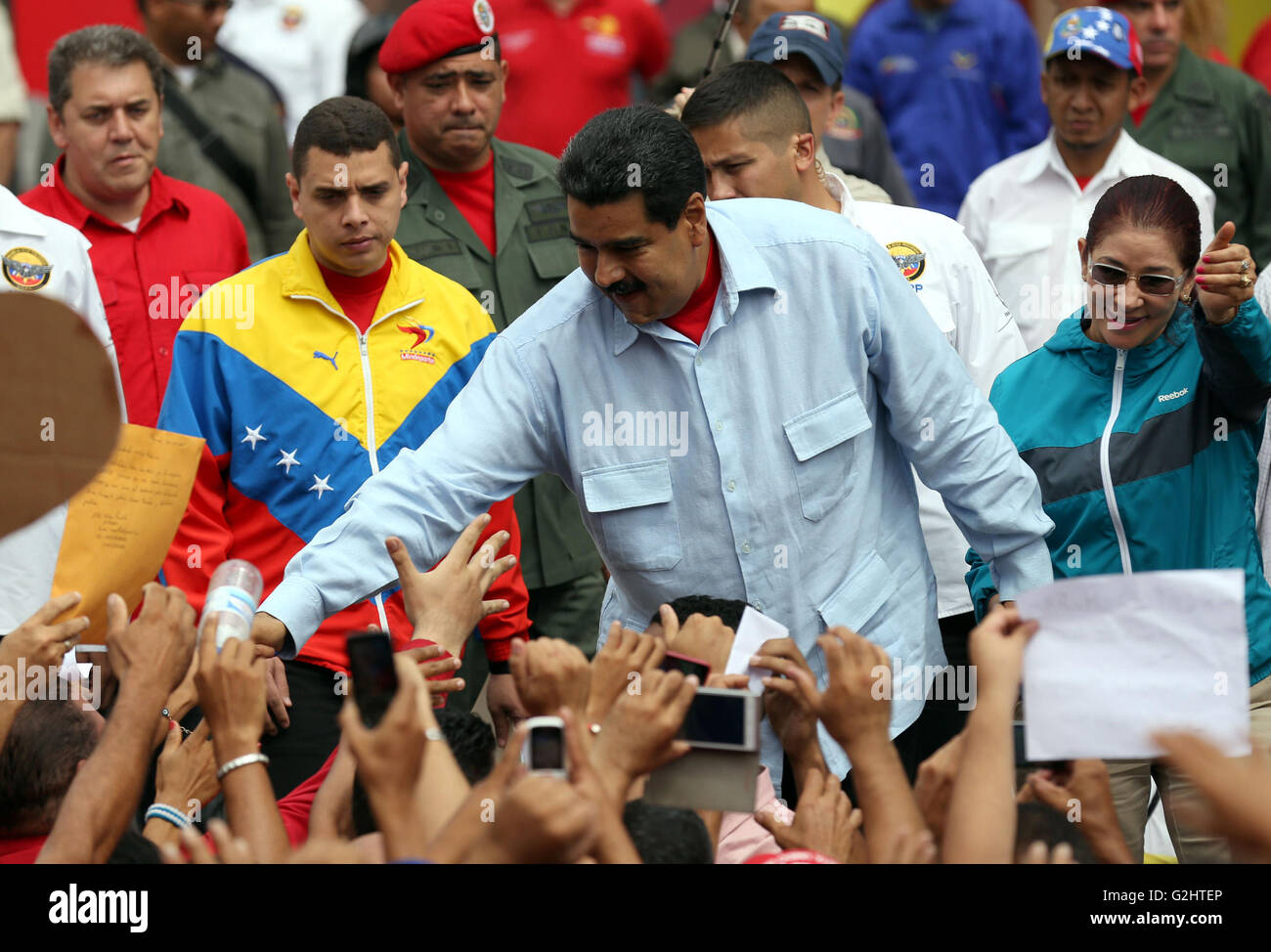 Caracas, Venezuela. El 31 de mayo, 2016. El Presidente de Venezuela, Nicolás Maduro, saluda a un grupo de personas durante una manifestación en apoyo a su gobierno en Caracas, Venezuela, el
