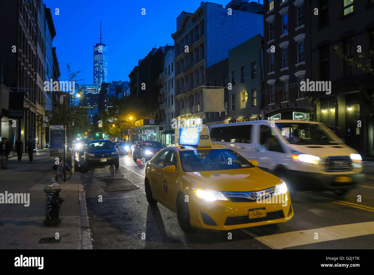 Barrio de SoHo con la Torre de la Libertad, en el fondo, Manhattan, Ciudad de Nueva York Foto de stock