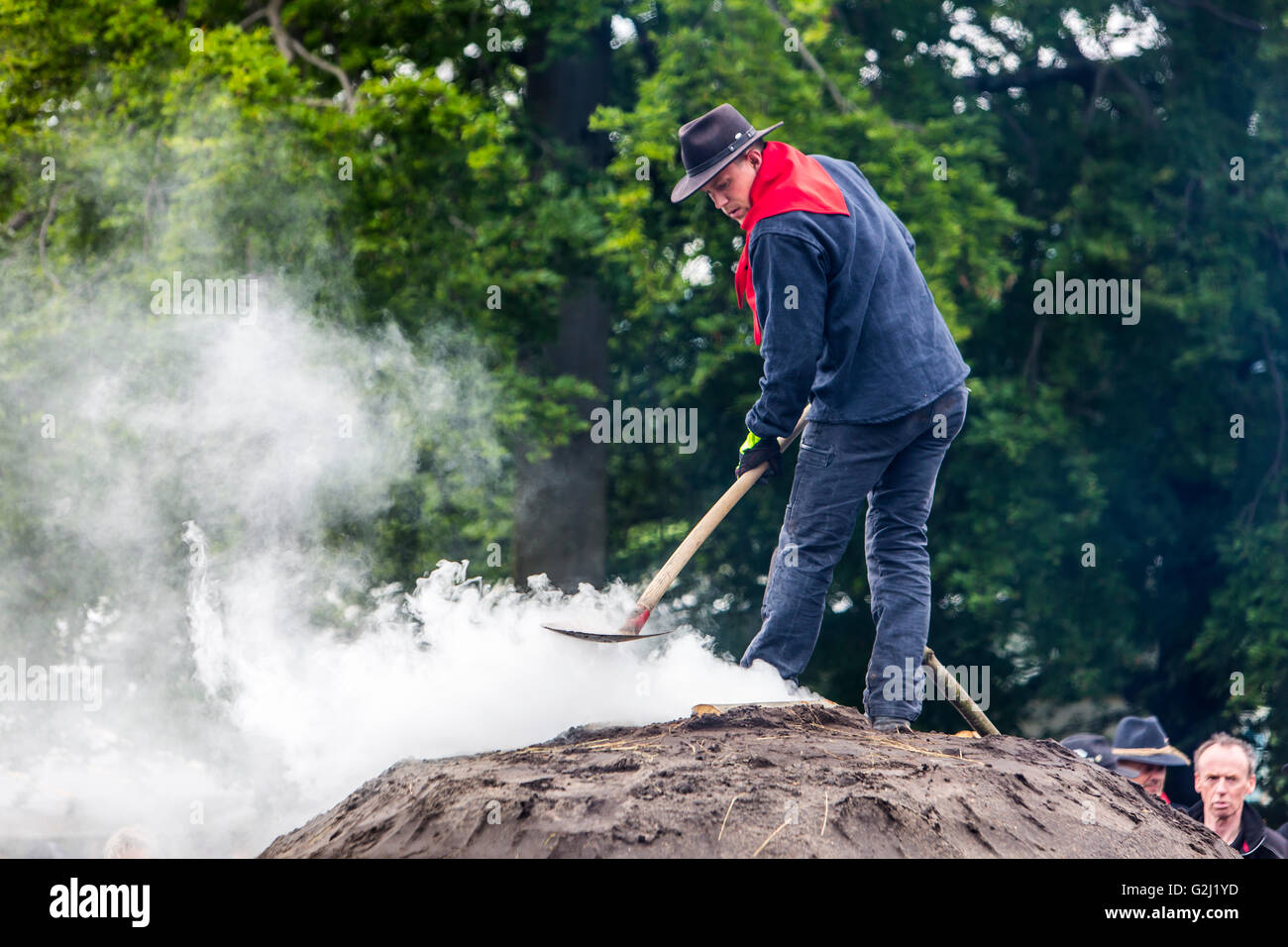 Construcción de un horno de carbón tradicionales Winterberg-Züschen,  Sauerland, Alemania, camino histórico de hacer el carbón de leña Fotografía  de stock - Alamy