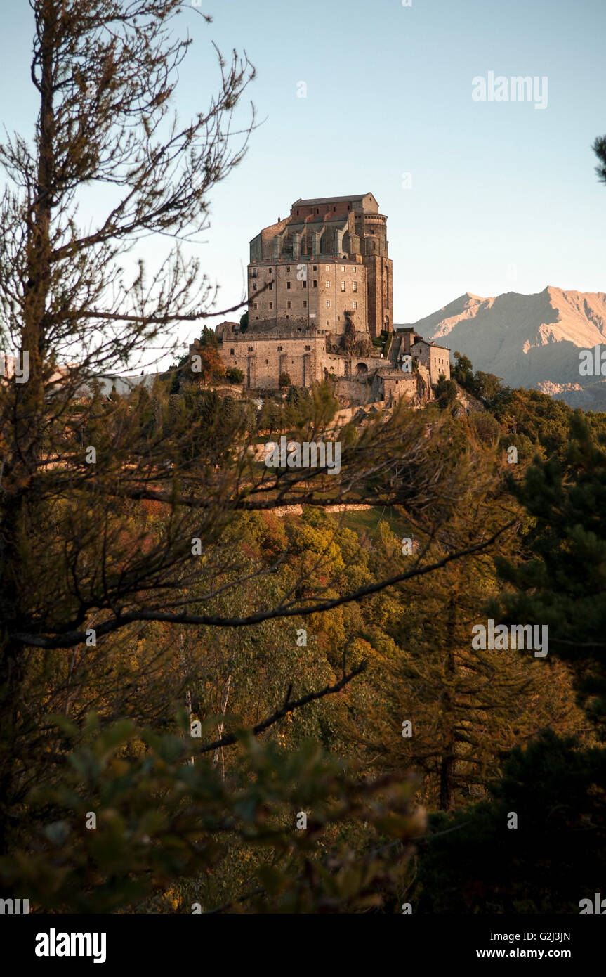 Sacra di San Michele en Sunrise, Monte Pirchiriano, Italia Foto de stock