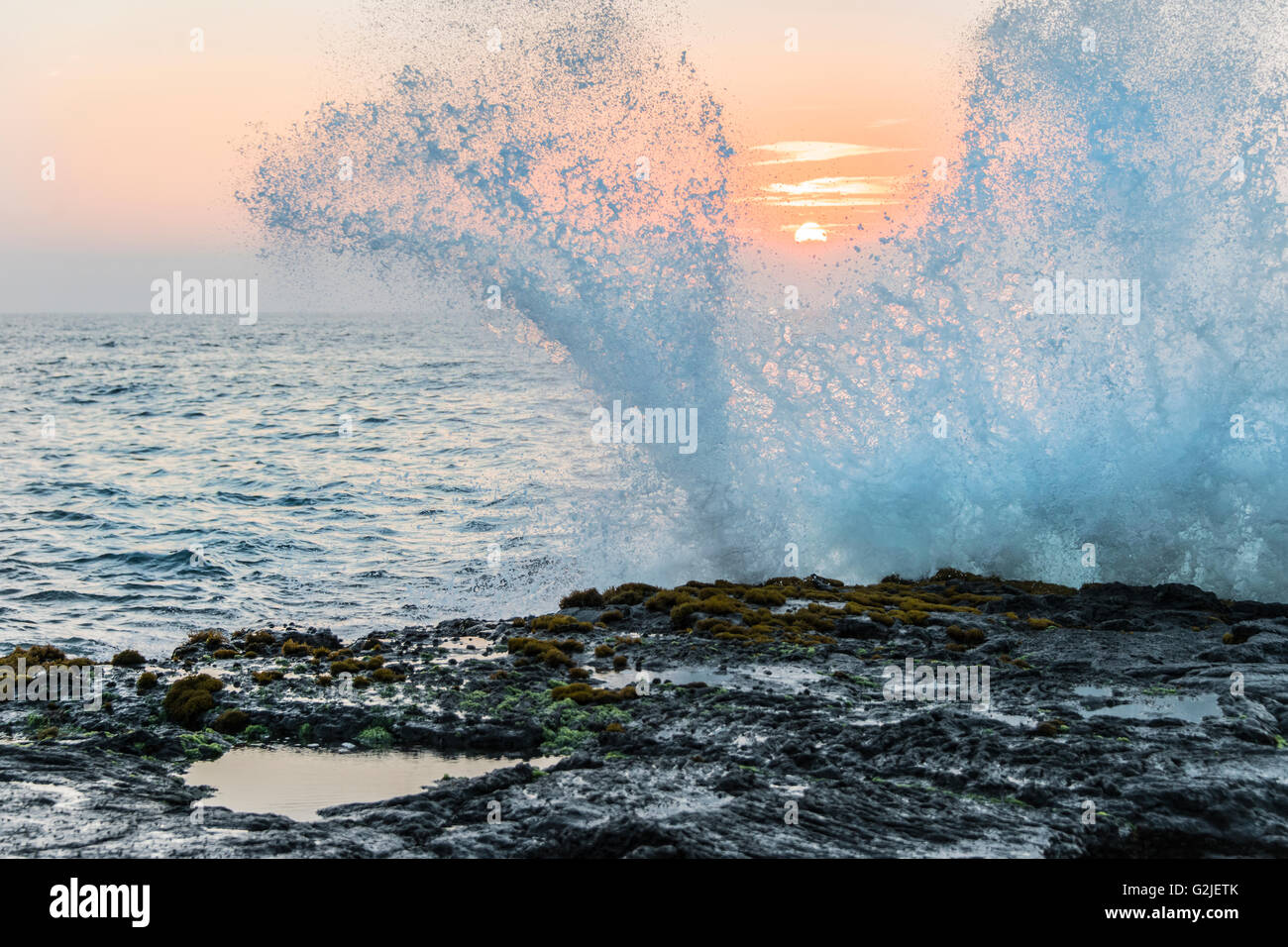 Fuertes olas, Wawaloli Beach Park, la isla de Hawaii (Big Island). Las islas hawaianas, Océano Pacífico central, EE.UU. Foto de stock