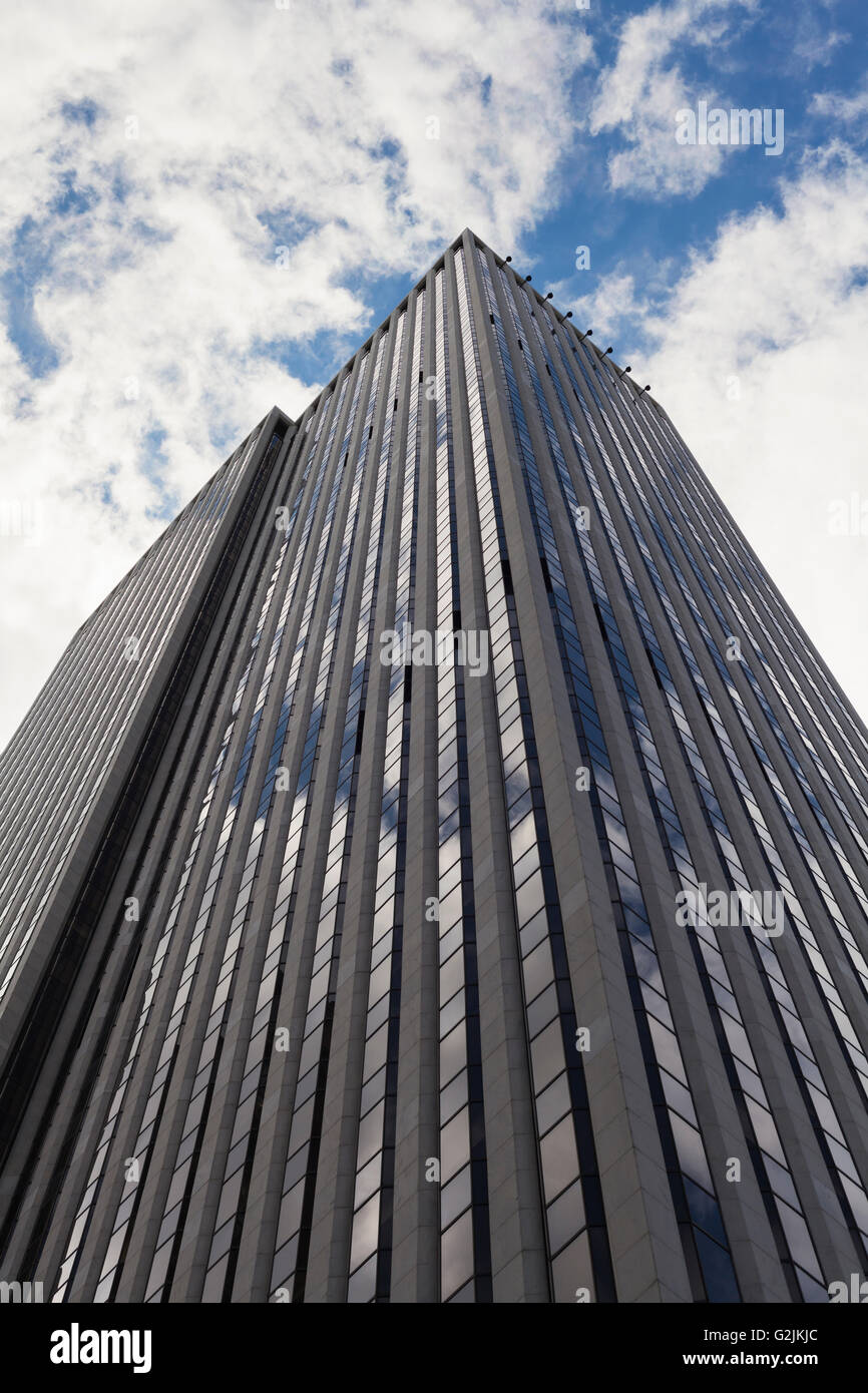 Ángulo de visión baja de un rascacielos en Manhattan, Ciudad de Nueva York. Foto de stock