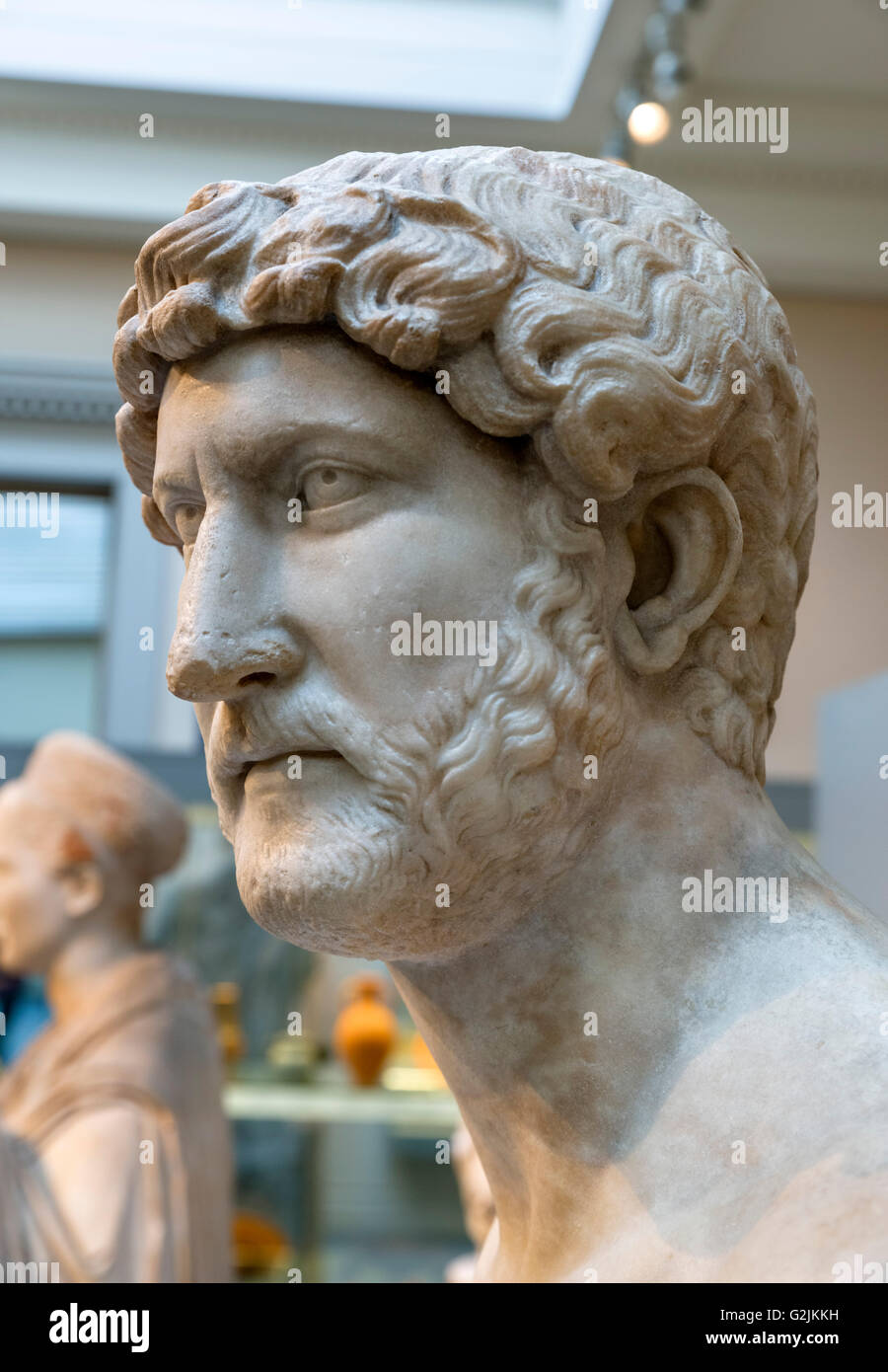 Busto de mármol del Emperador Adriano (AD 76 - 138), 14º emperador del Imperio Romano (AD 117-138), fecha de la estatua c. Anuncio 117-138, British Museum, Bloomsbury, Londres, Inglaterra, Reino Unido. Foto de stock