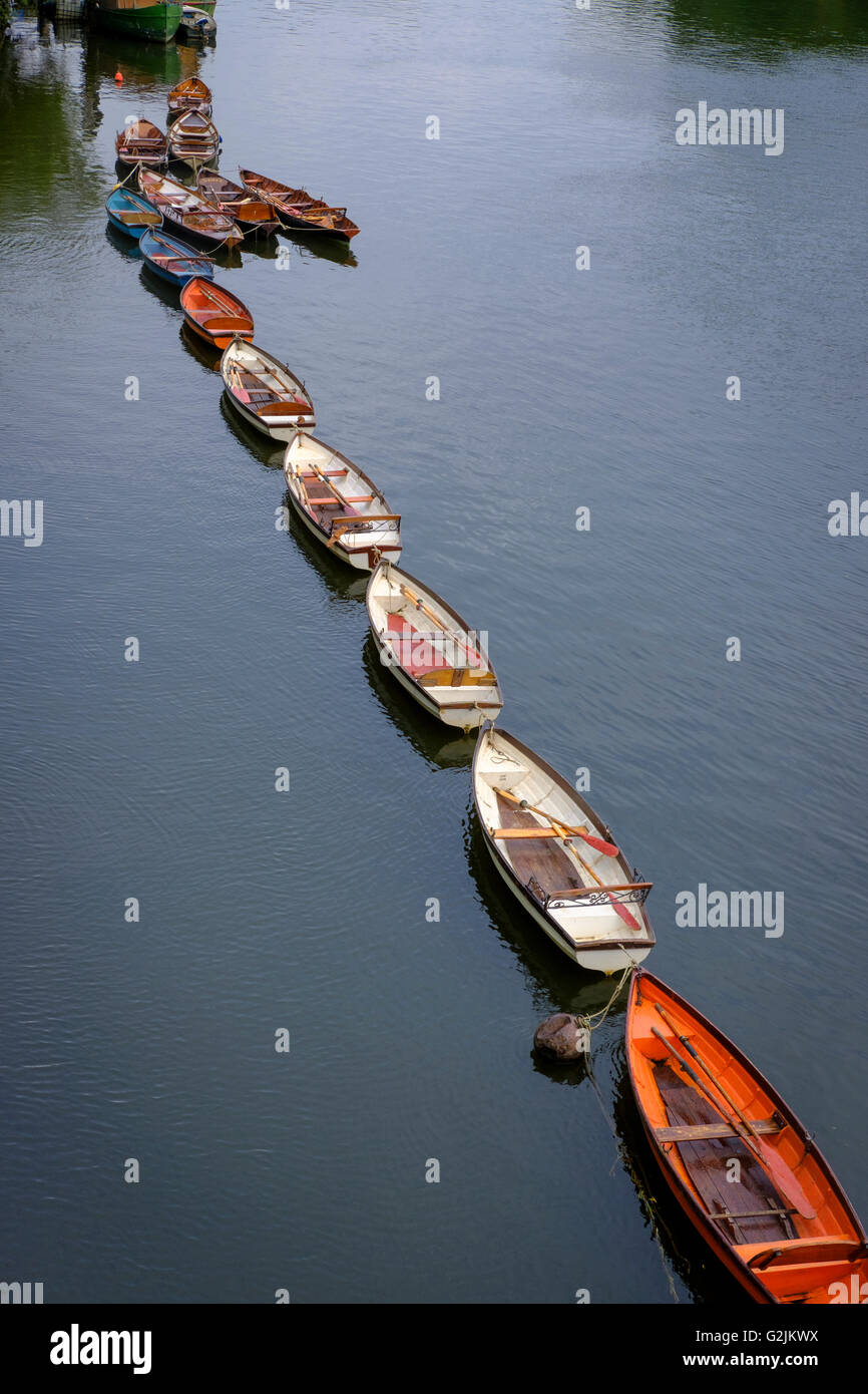 Amarran embarcaciones de remo ,River Thames en Richmond Upon Thames, el Gran Londres, Inglaterra Foto de stock