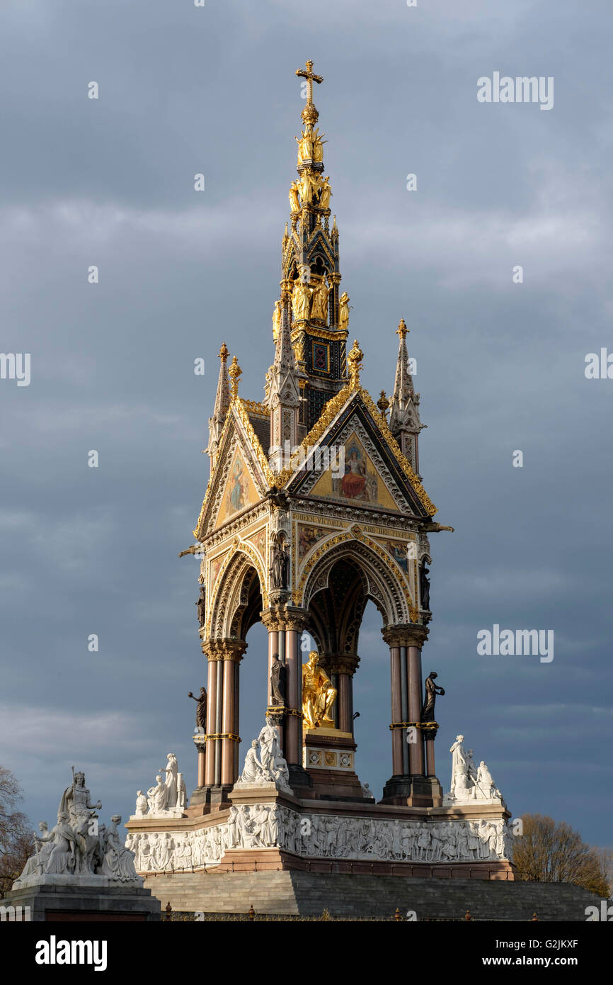 El Albert Memorial, Hyde Park, Kensington, London, UK Foto de stock