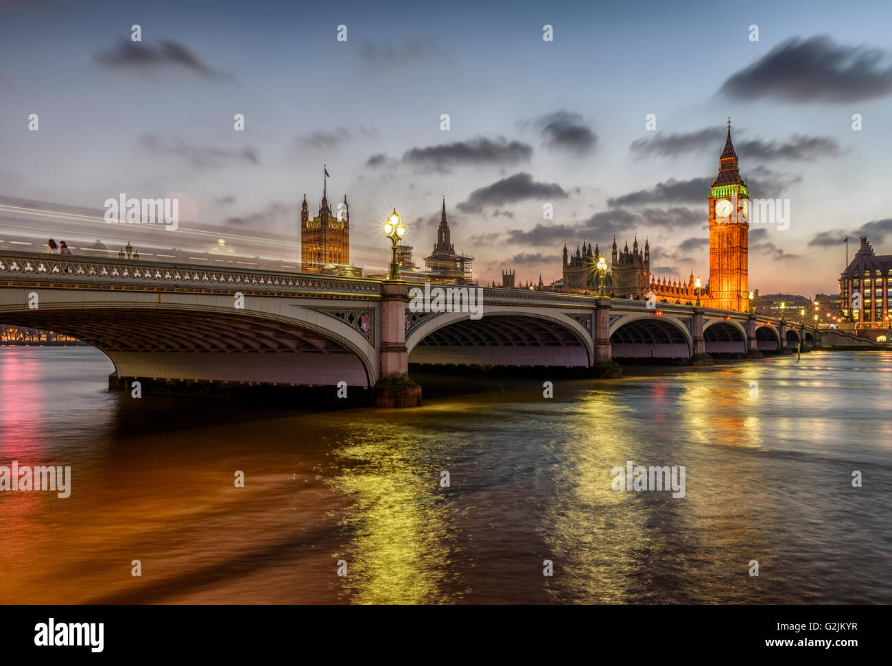 El puente de Westminster y las Casas del Parlamento durante la noche,Londres,Inglaterra Foto de stock