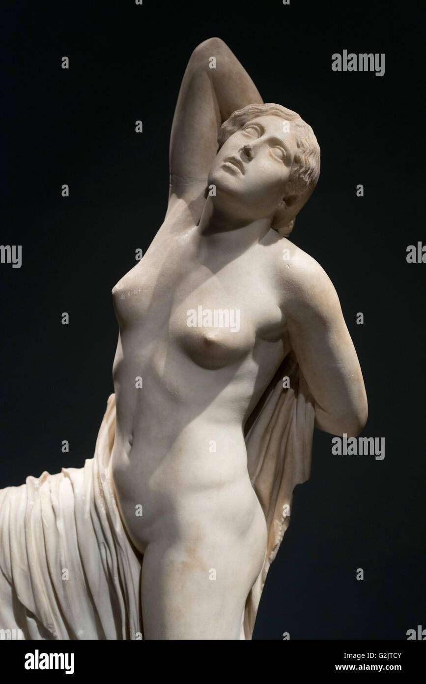 Roma. Italia. Morir Niobid escultura de mármol griego, el Palazzo Massimo alle Terme, Museo Nazionale Romano. Foto de stock