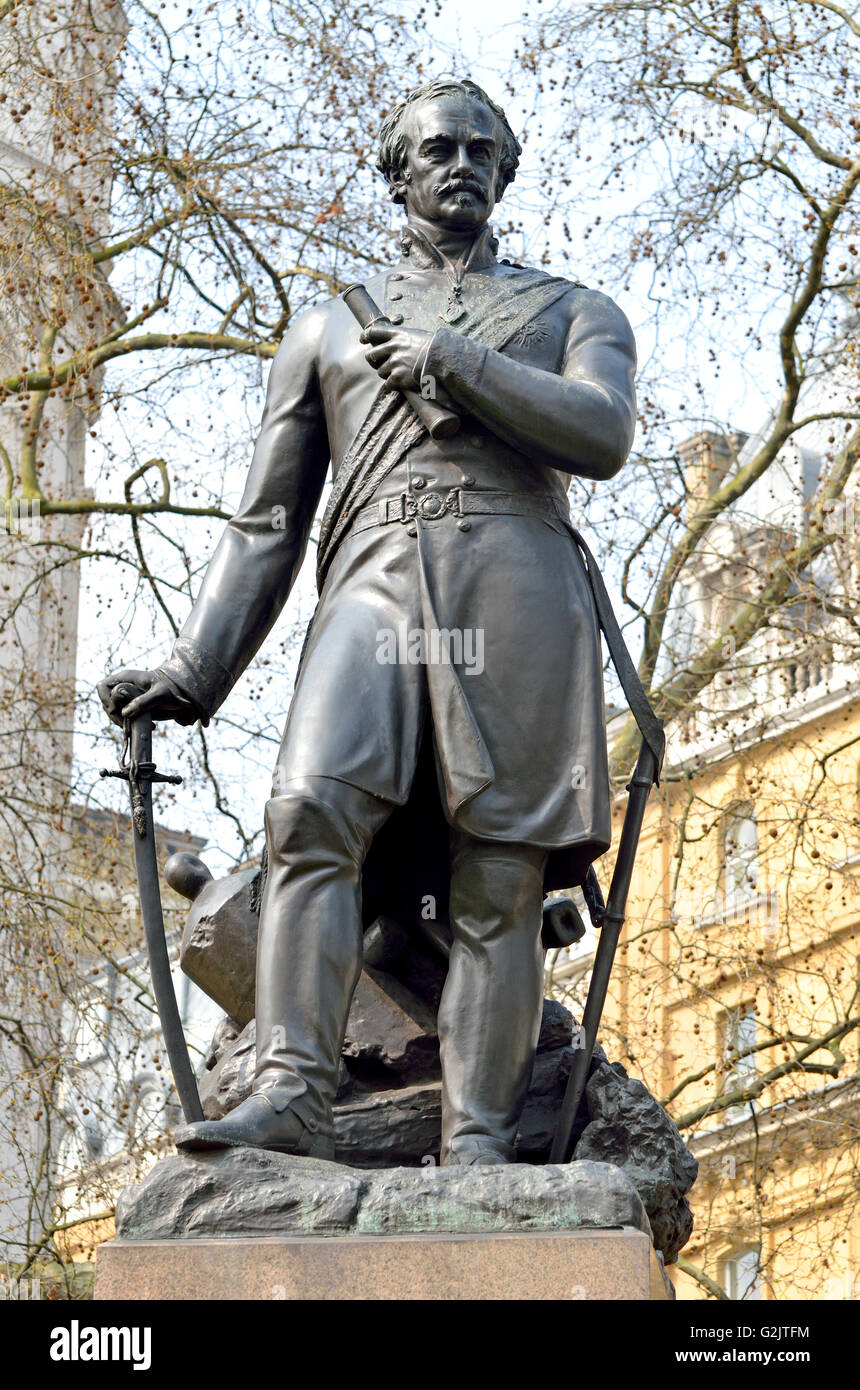 Londres, Inglaterra, Reino Unido. Estatua (1871: Matthew Noble) de Sir James Outram (1803-63) Victoria Embankment Gardens Foto de stock