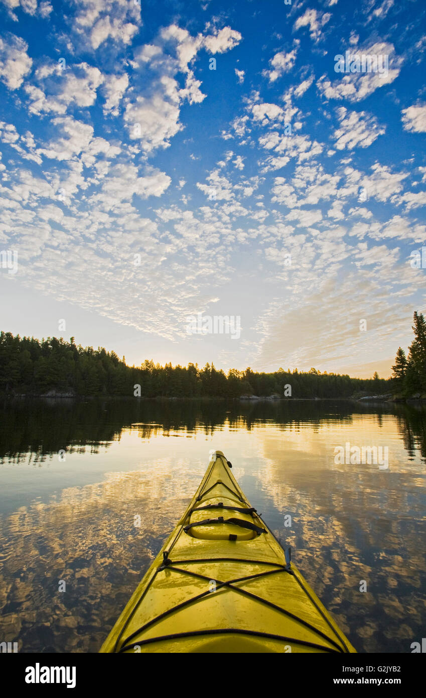 Kayak en el lago de los bosques, en el noroeste de Ontario, Canadá Foto de stock