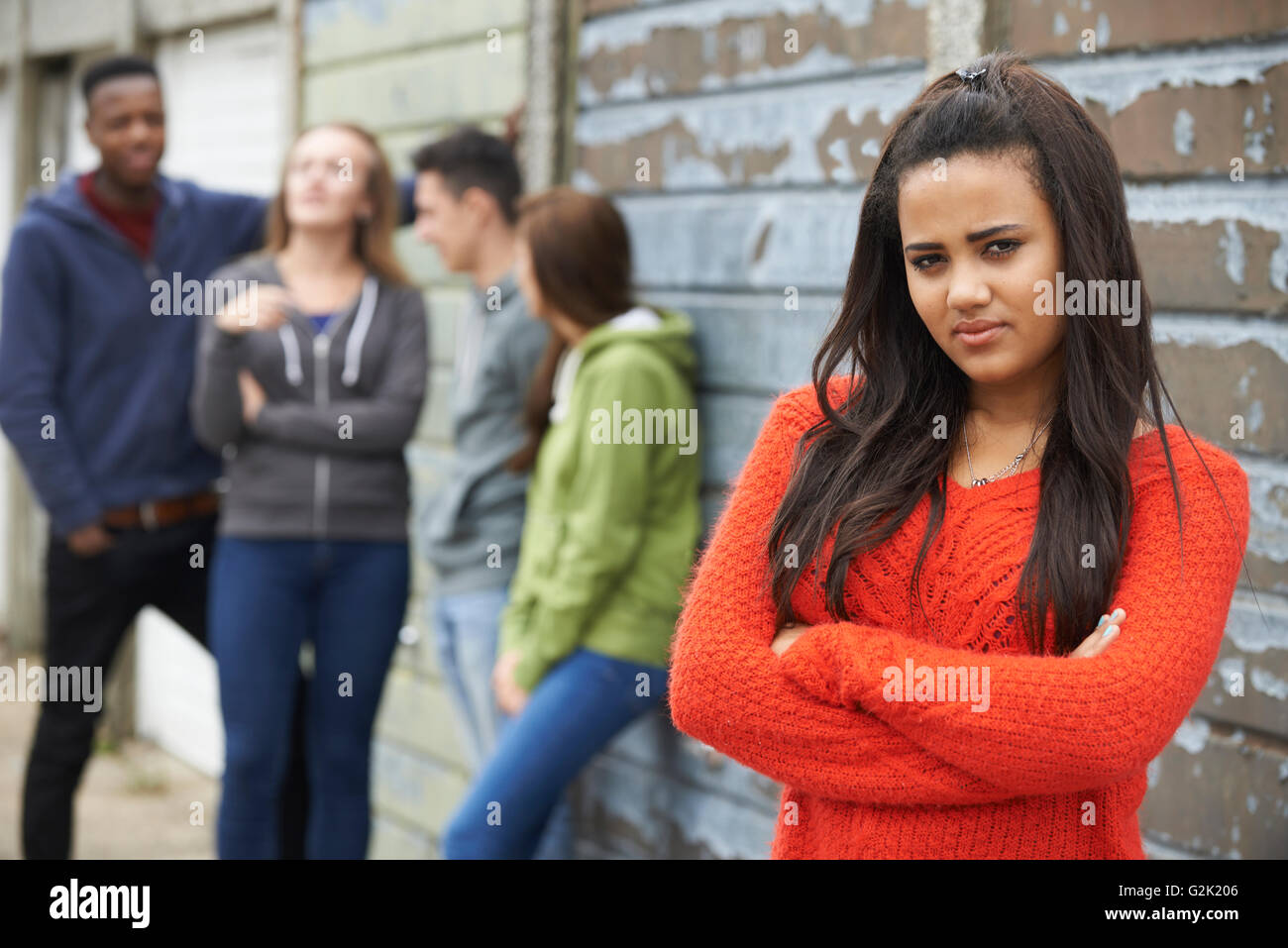 Pandillas de adolescentes colgando en entorno urbano. Foto de stock