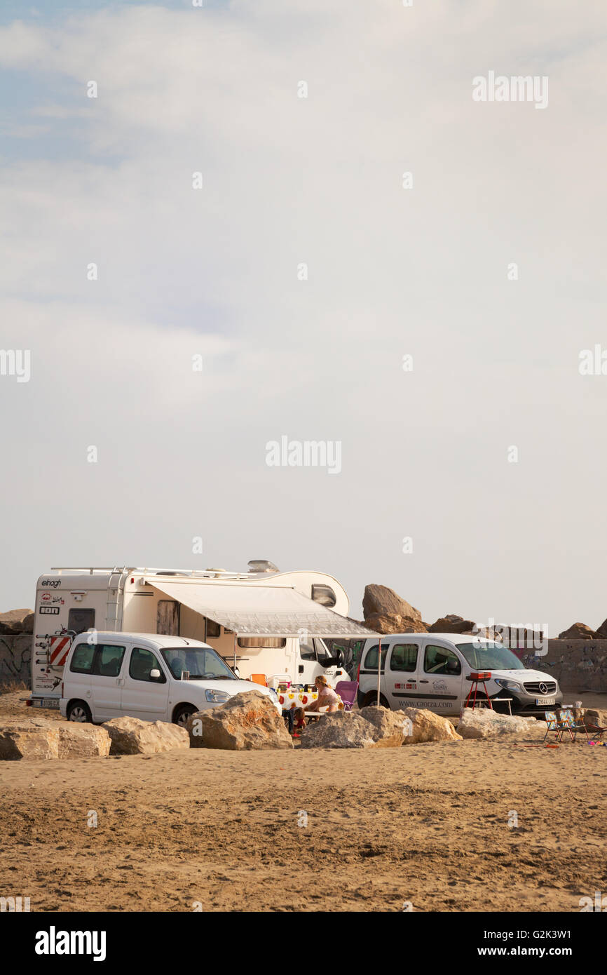 Gente acampando en la playa en una autocaravana, Estepona, Costa del Sol, España Foto de stock