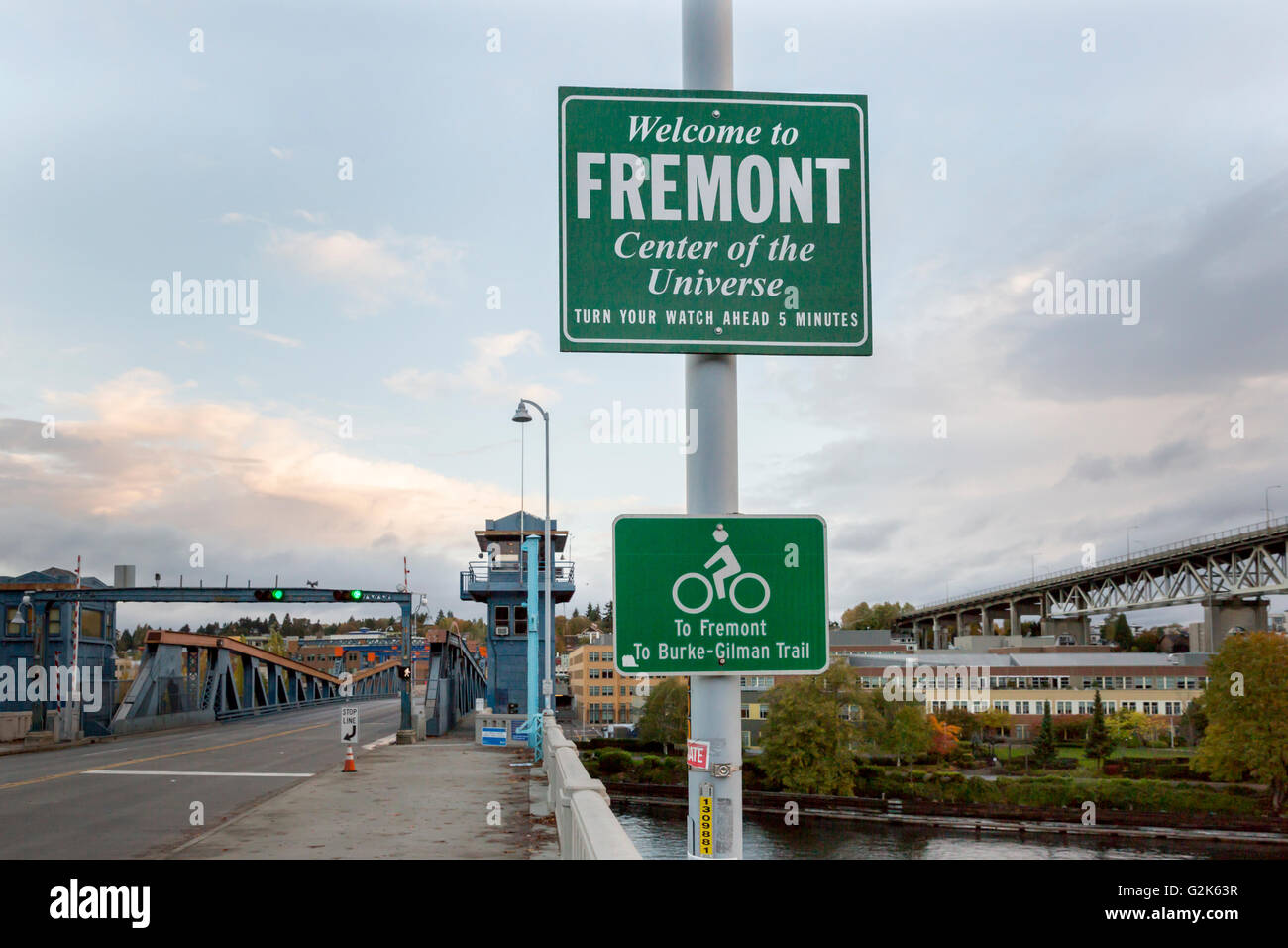 Acera y Bike Trail en el Fremont Puente Levadizo en Seattle, Washington Foto de stock