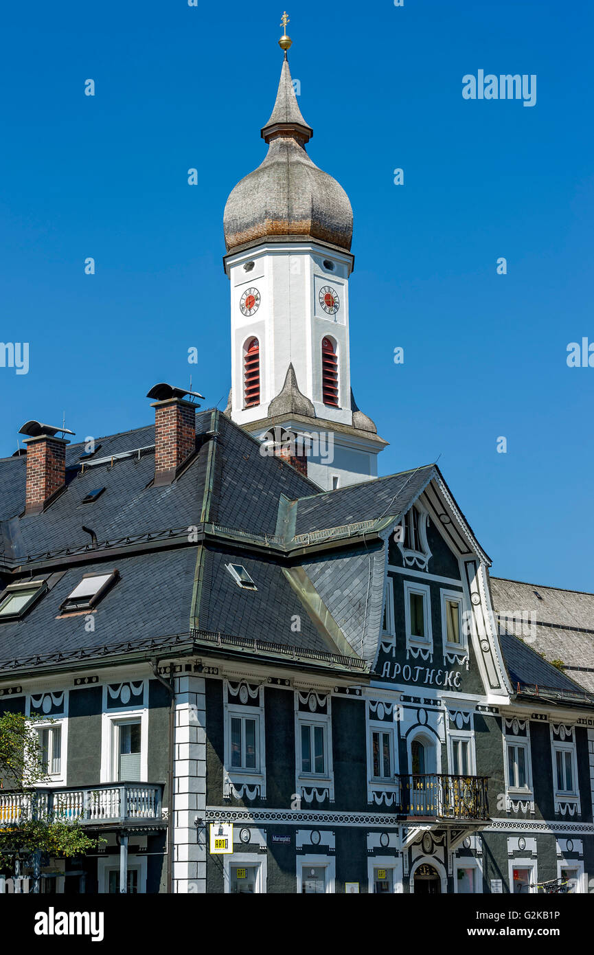 Campanario de la iglesia barroca de San Martin, enumeran antigua farmacia, casa patricia en el estilo imperio, clasicismo, Garmisch Foto de stock